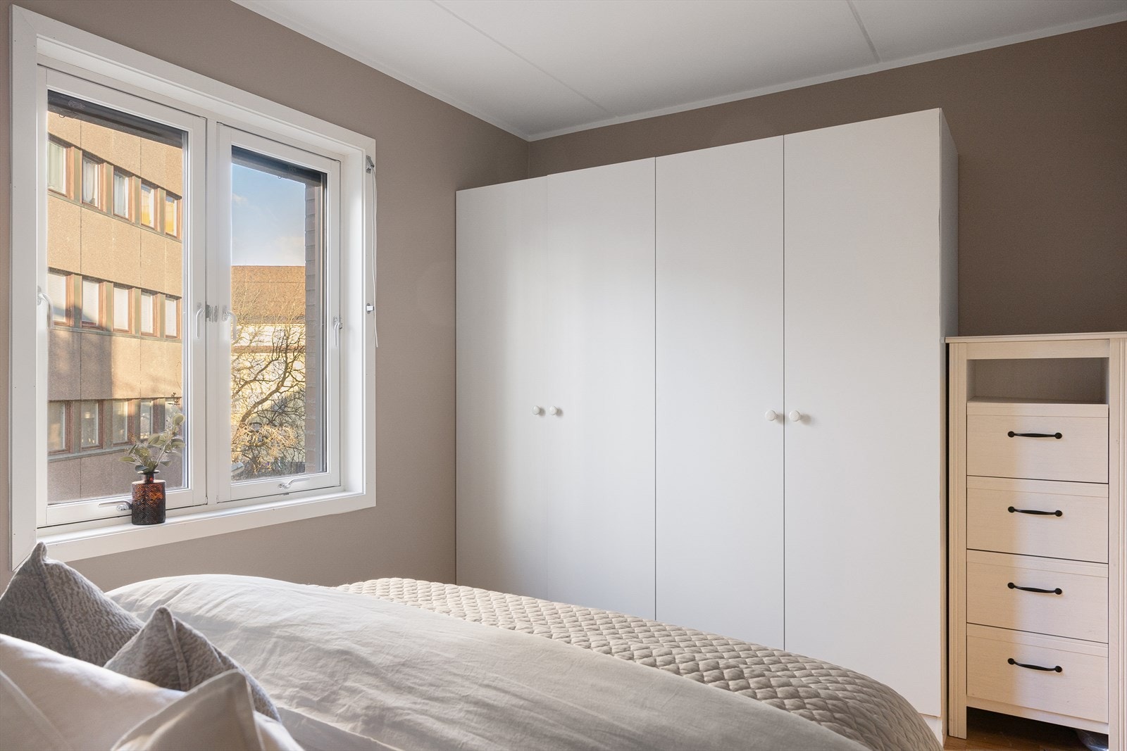 Begge soverommene er innredet med radiatorovn og garderobeskap. Galleribilde