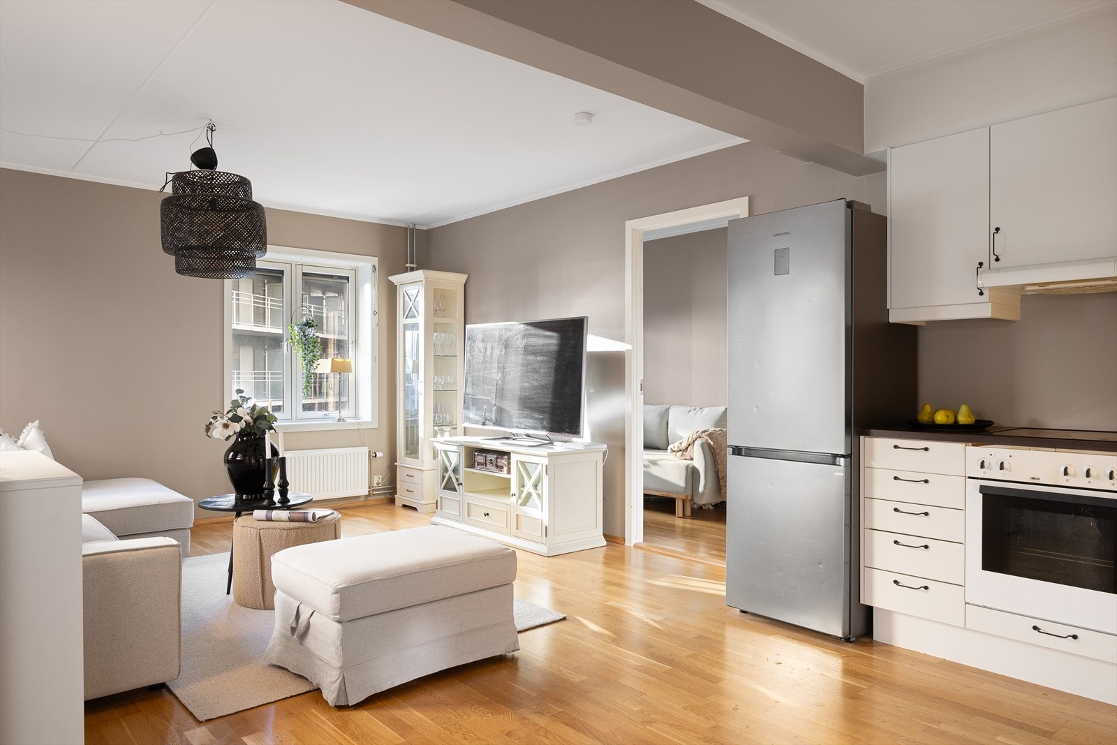 Av integrerte hvitevarer er det stekeovn og platetopp. Galleribilde