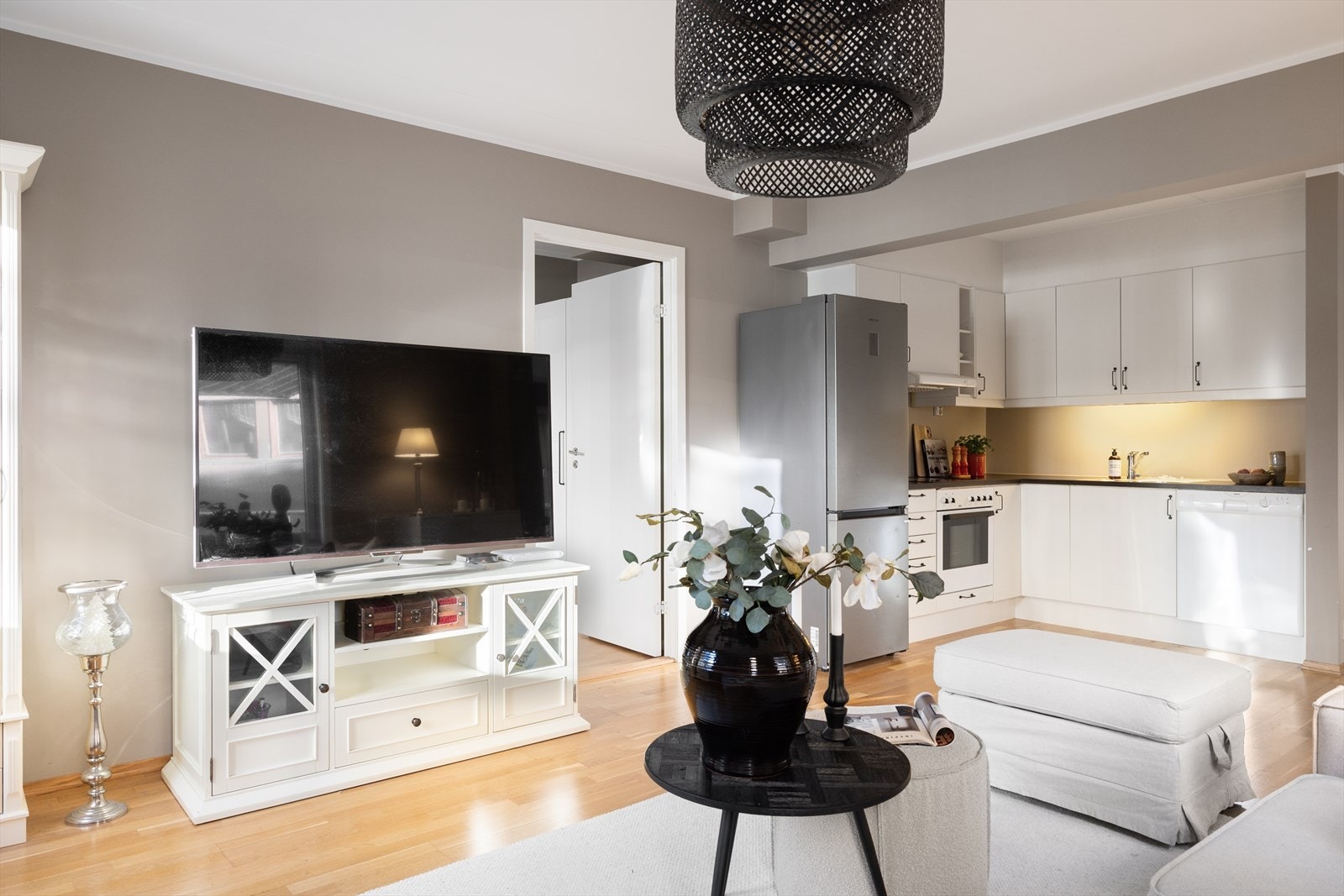 Her er det lagt parkett på gulv og malte, slette vegger som er gjennomgående for hele leiligheten. Galleribilde