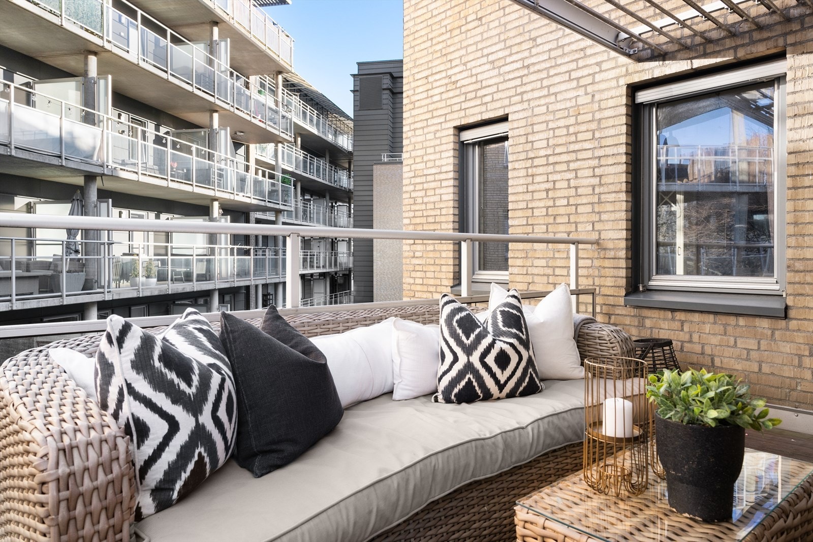 Leiligheten har en balkong på ca. 8 kvm med plass til ønskelig utemøblement. Galleribilde