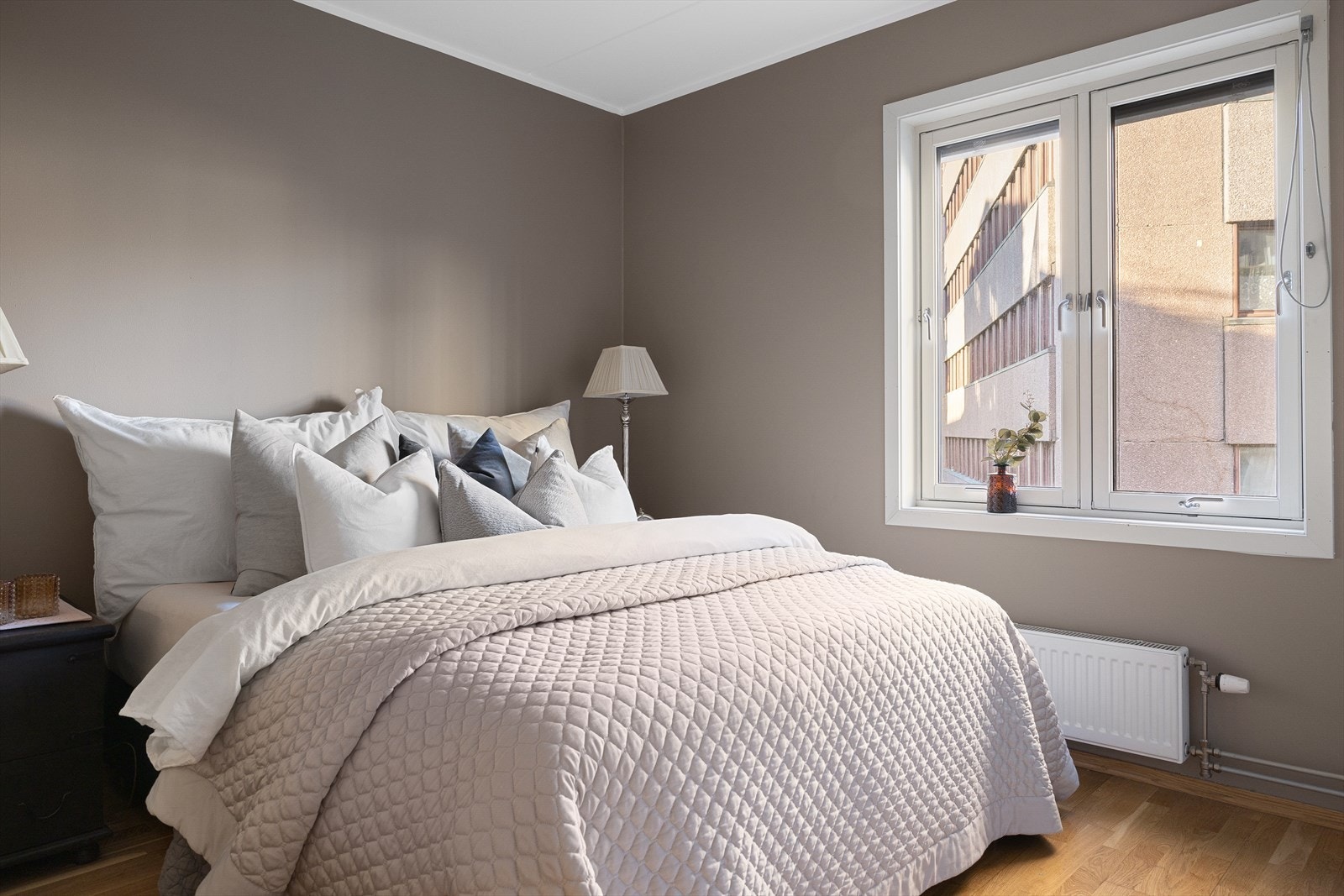 Leilighetens to soverom er av god størrelse med plass til seng av ønsket størrelse, nattbord og annet ønskelig møblement. Galleribilde