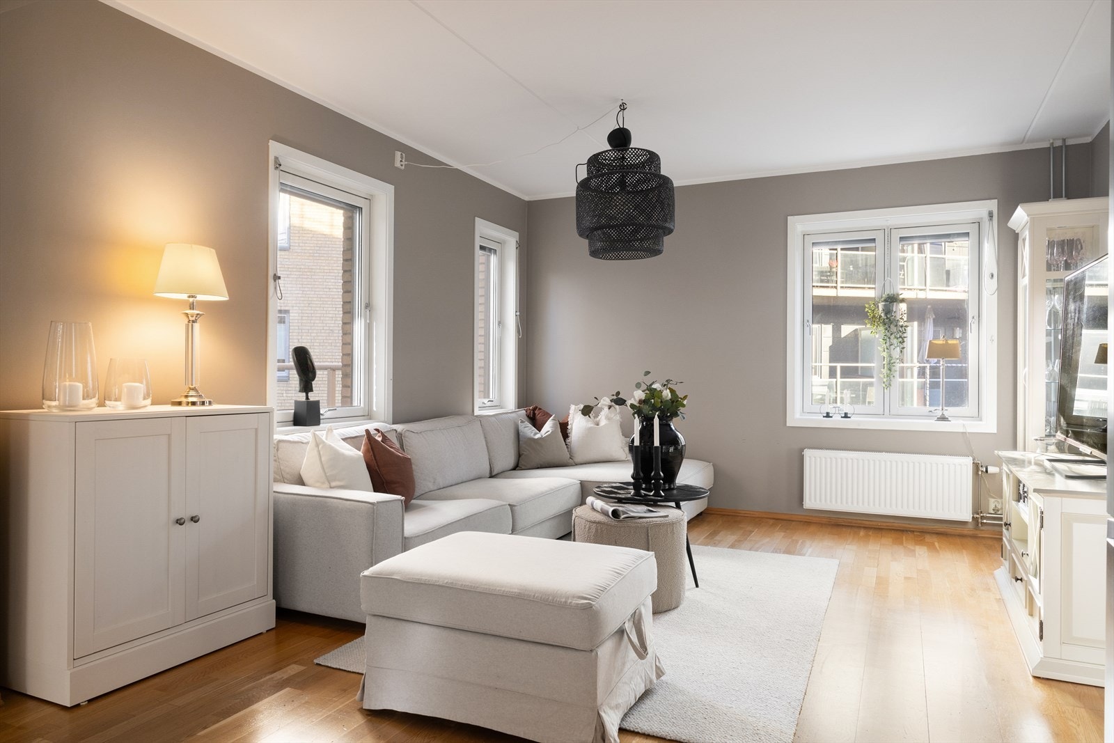 Leiligheten har en romslig, åpen stue/kjøkken løsning. Galleribilde