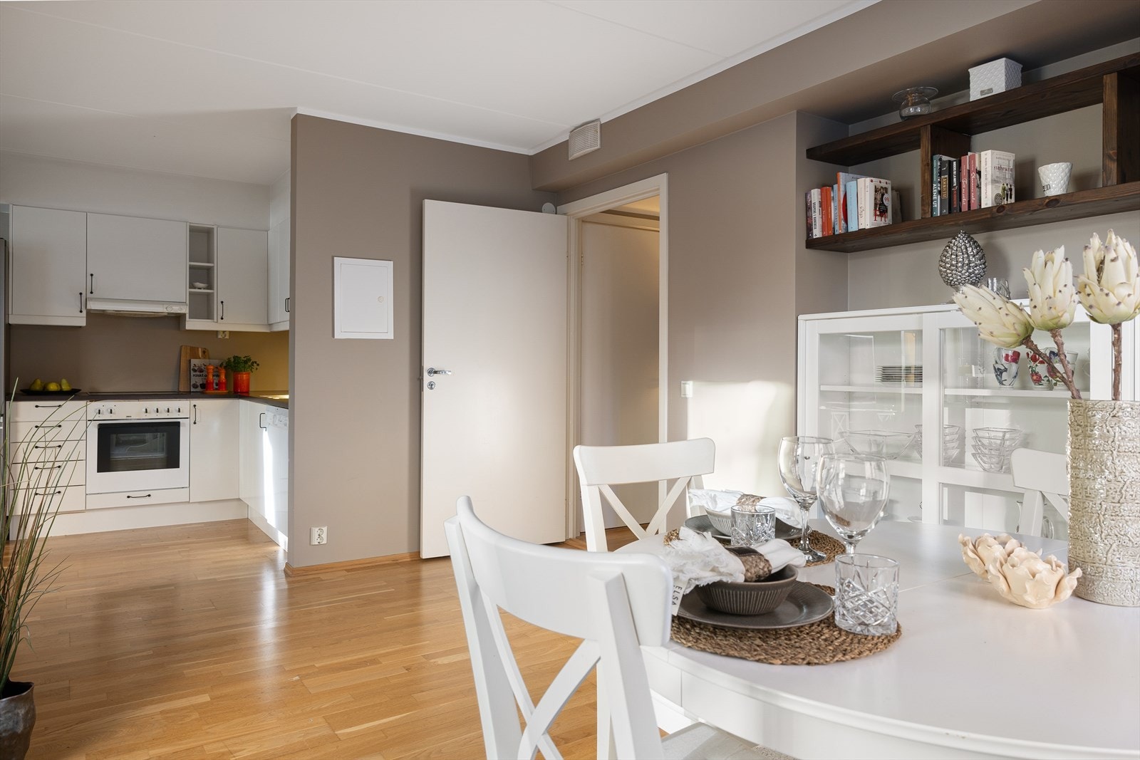 Kjøkkenet har rikelig med skap- og benkeplass. Galleribilde