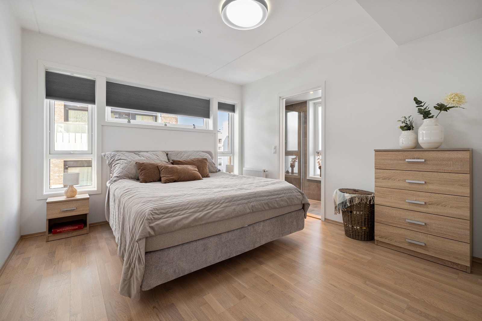 Masterbedroom med spesialtilpassede plissegardiner. Galleribilde