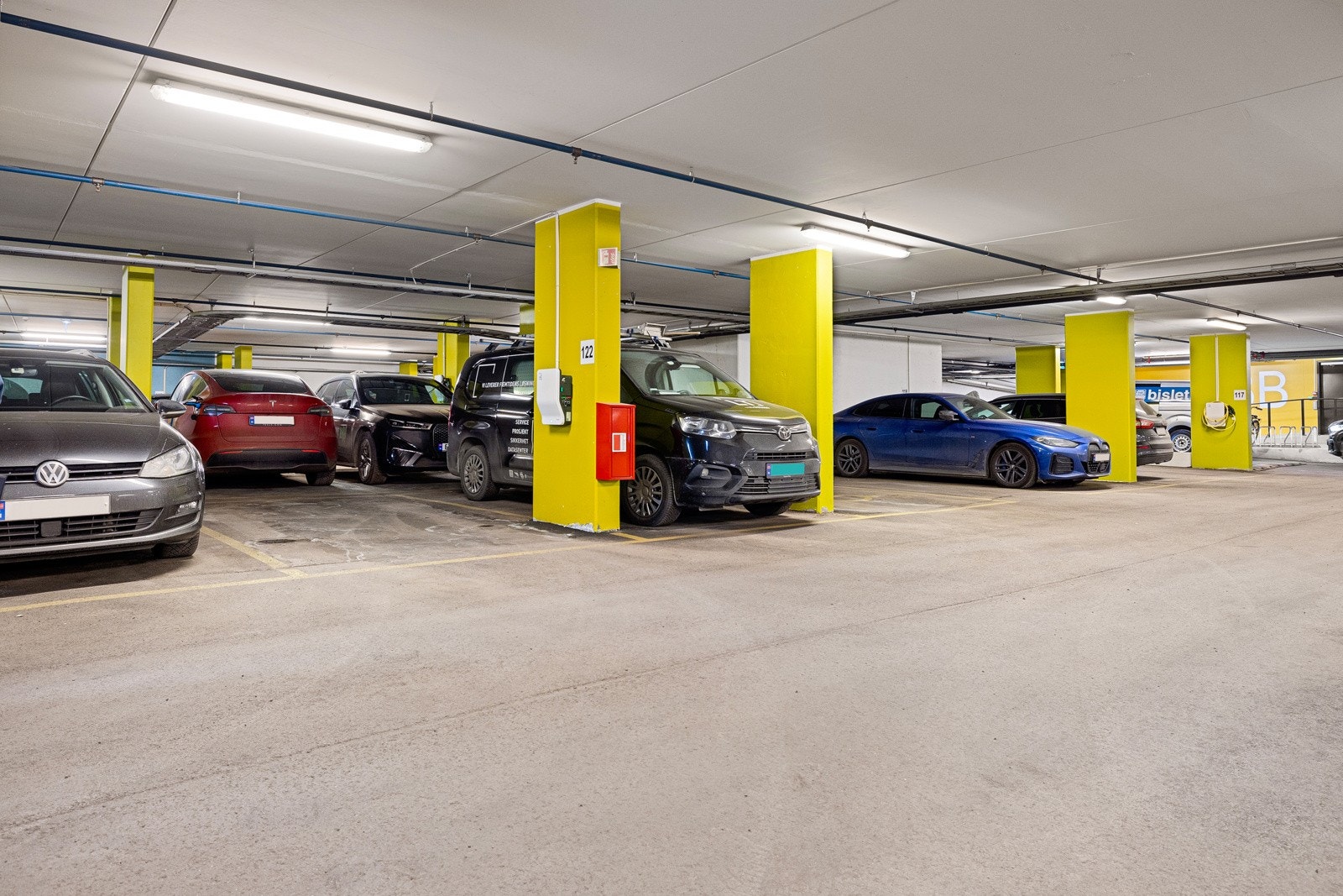 Med leiligheten følger garasjeplass med lader til elbil. Galleribilde