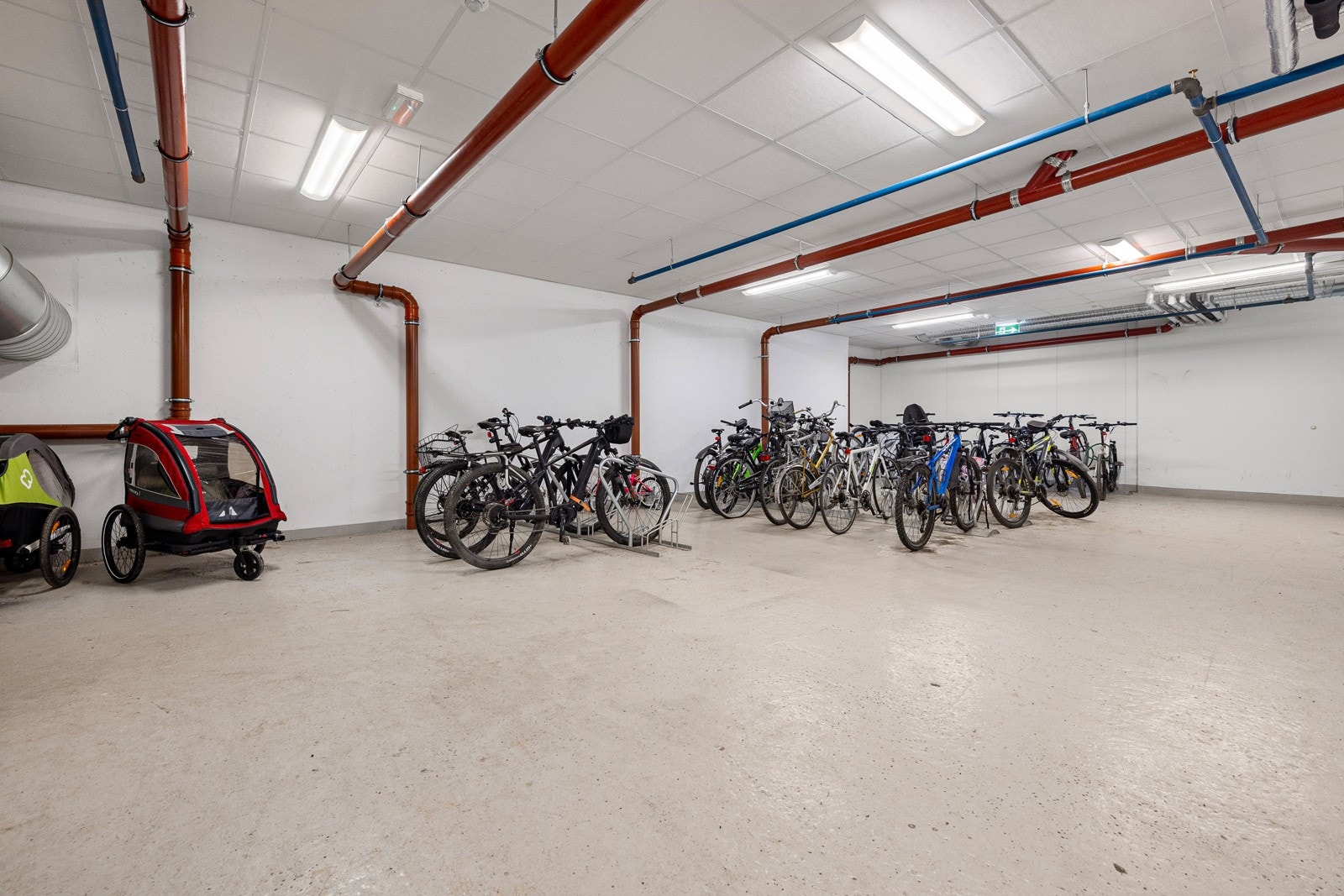 Felles sykkelbod. Med leiligheten følger også egen bod i kjeller på 5 m2. Galleribilde