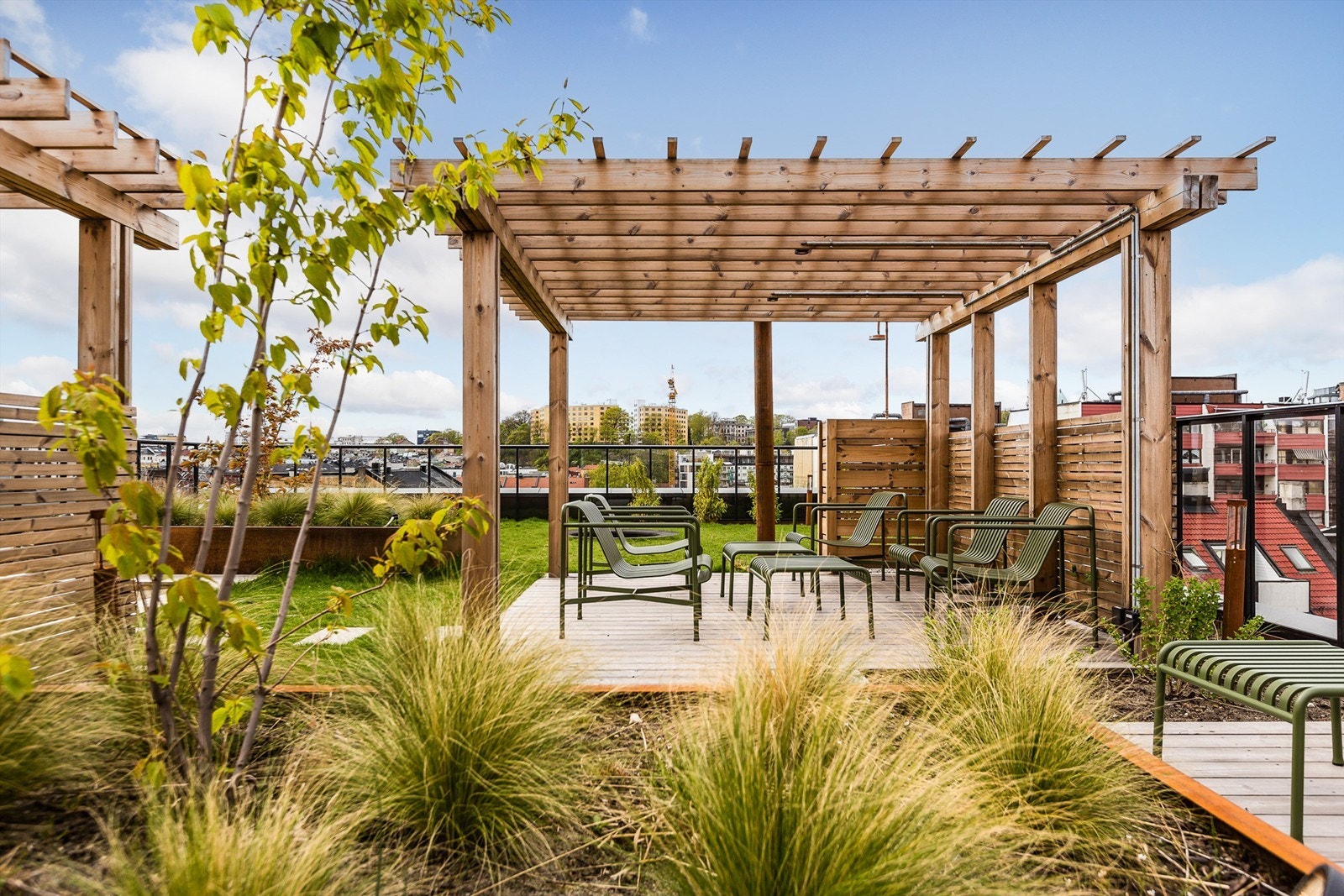 Takterrassen er inndelt med forskjellige sittegrupper. Galleribilde