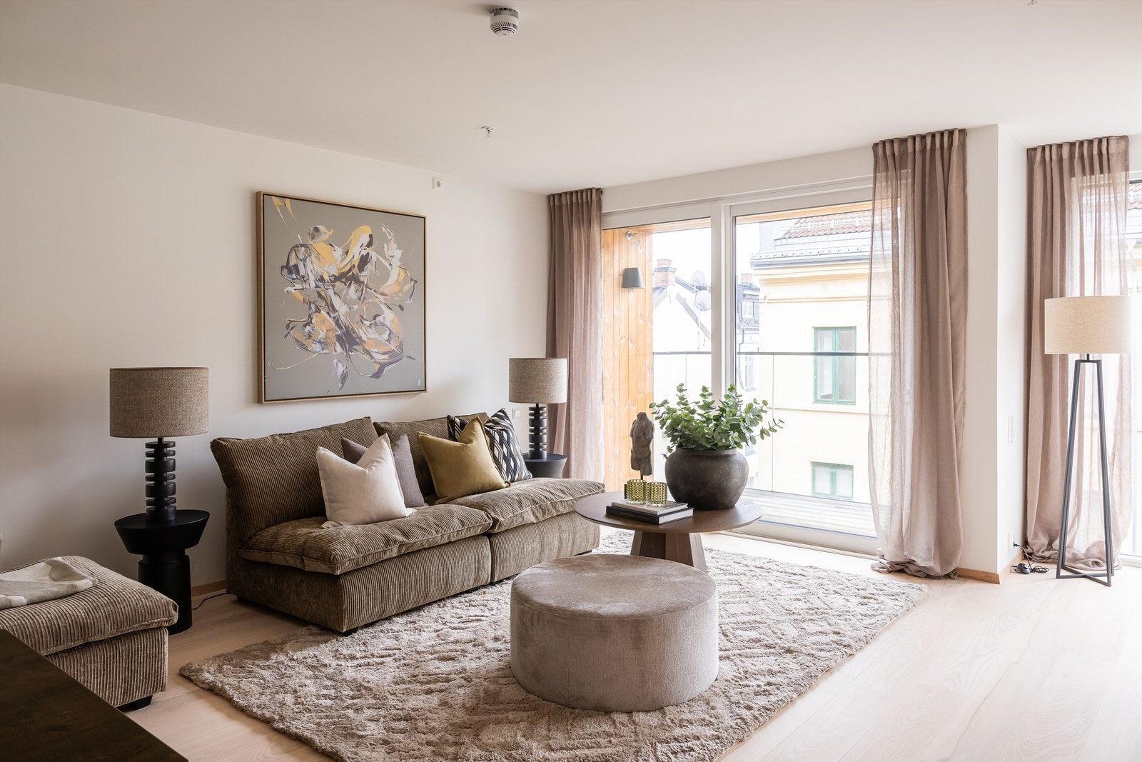 Store vinduesflater sørger for rikelig med lysinnslipp. Galleribilde