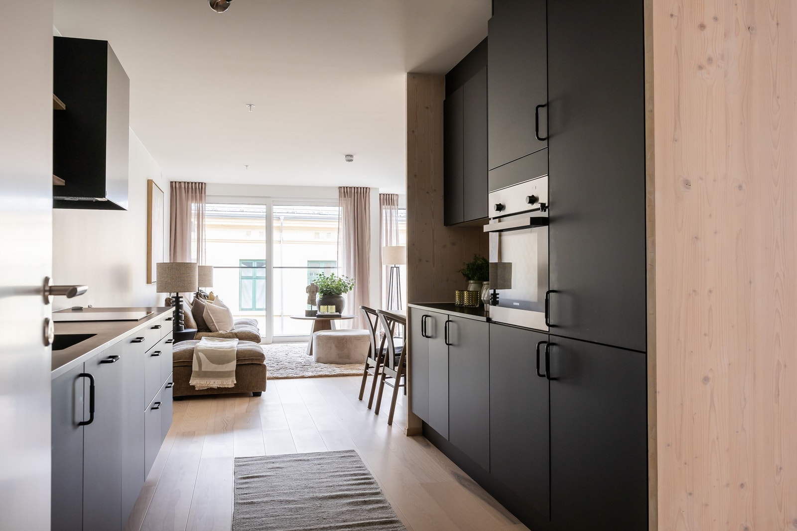 Kjøkkenet er levert av HTH med god benkeplass. Galleribilde