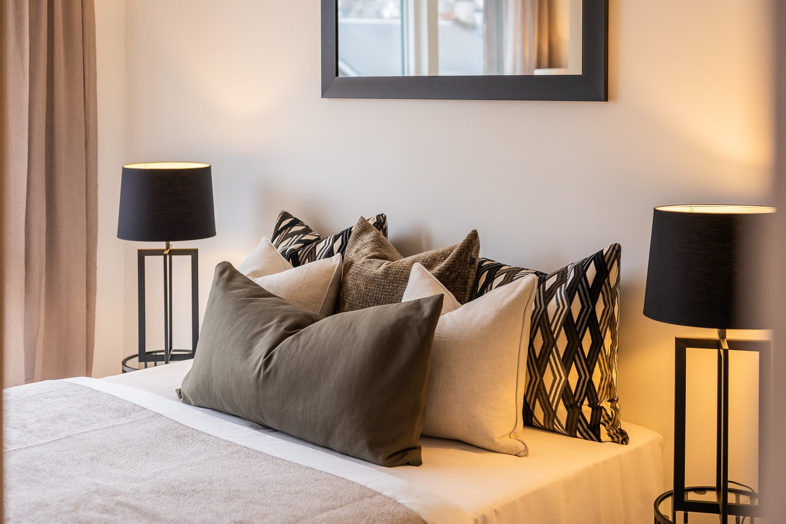 Det er god plass til dobbeltseng og nattbord. Galleribilde