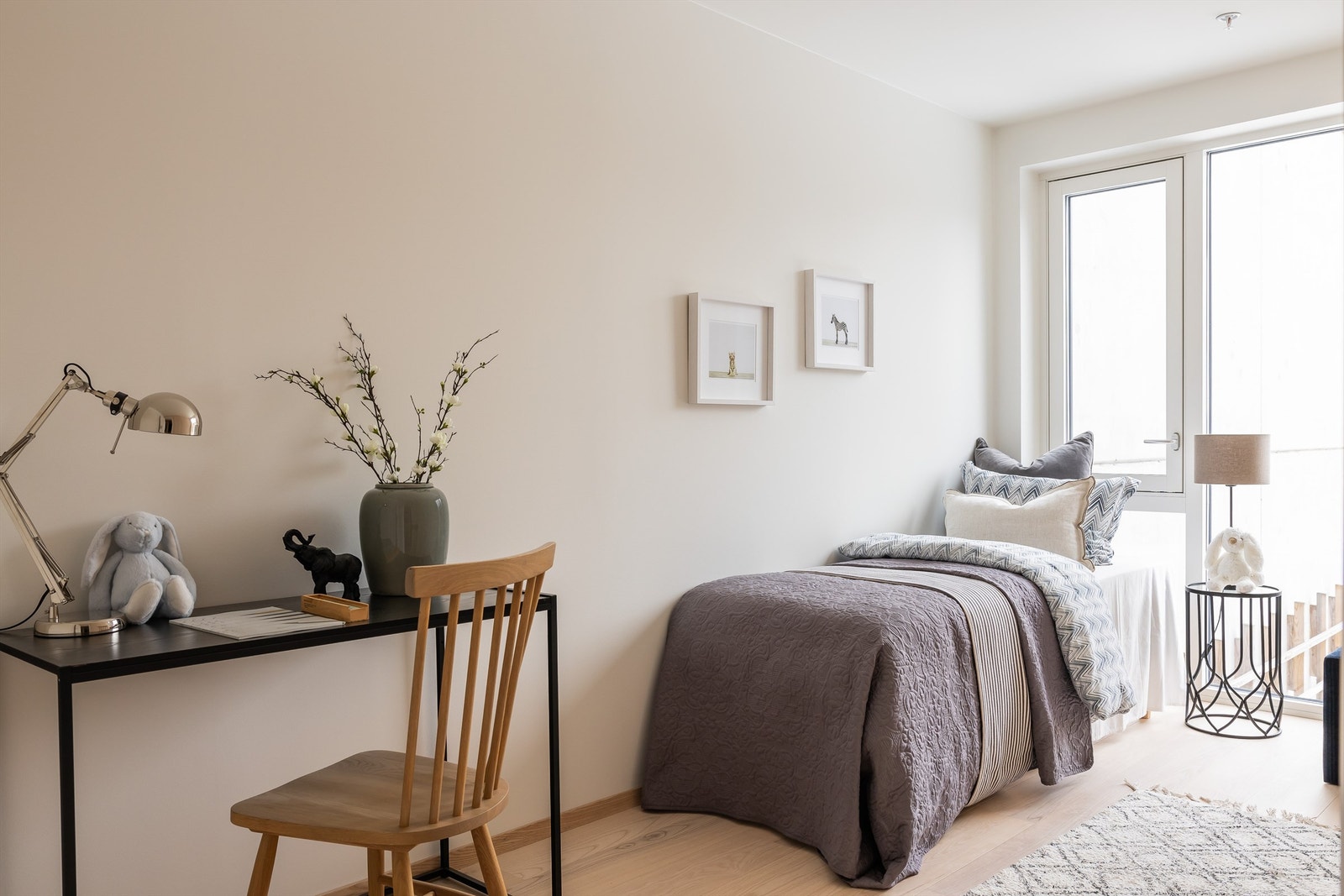 Soverom 2 vender inn mot indre gårdrsom og fungerer fint som barnerom/kontor. Galleribilde