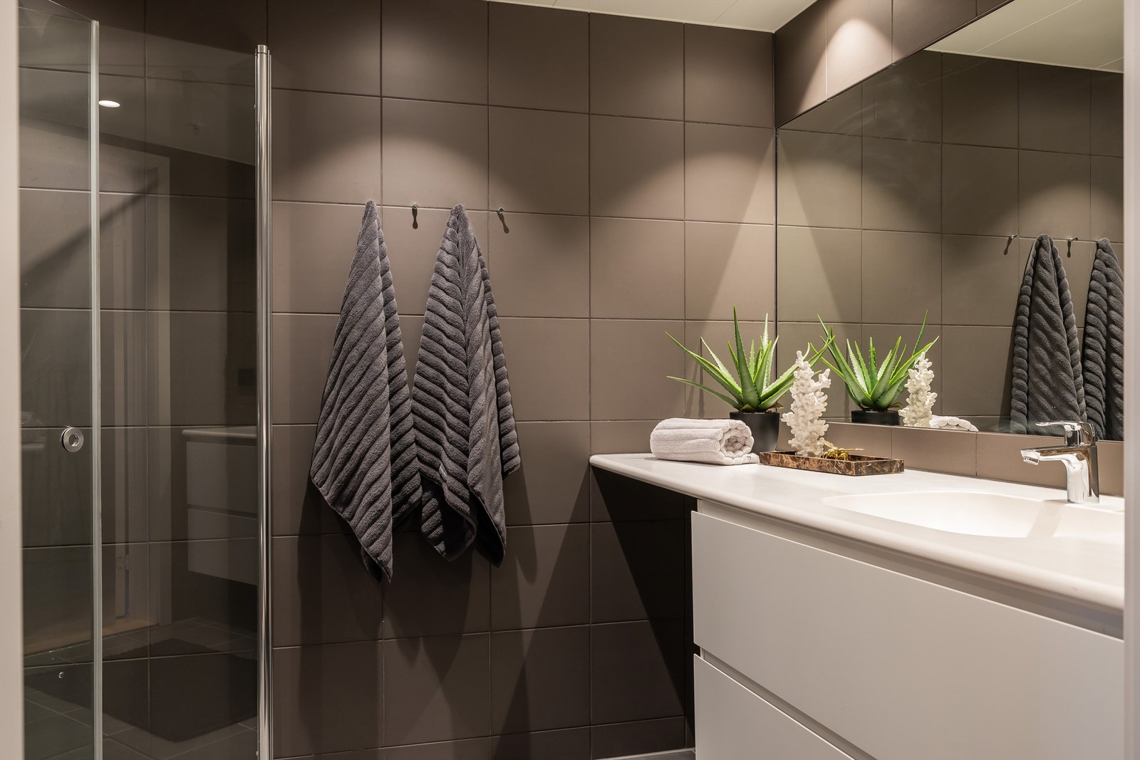 Pent flislagt baderom med opplegg for vaskemaskin og tørketrommel. Galleribilde