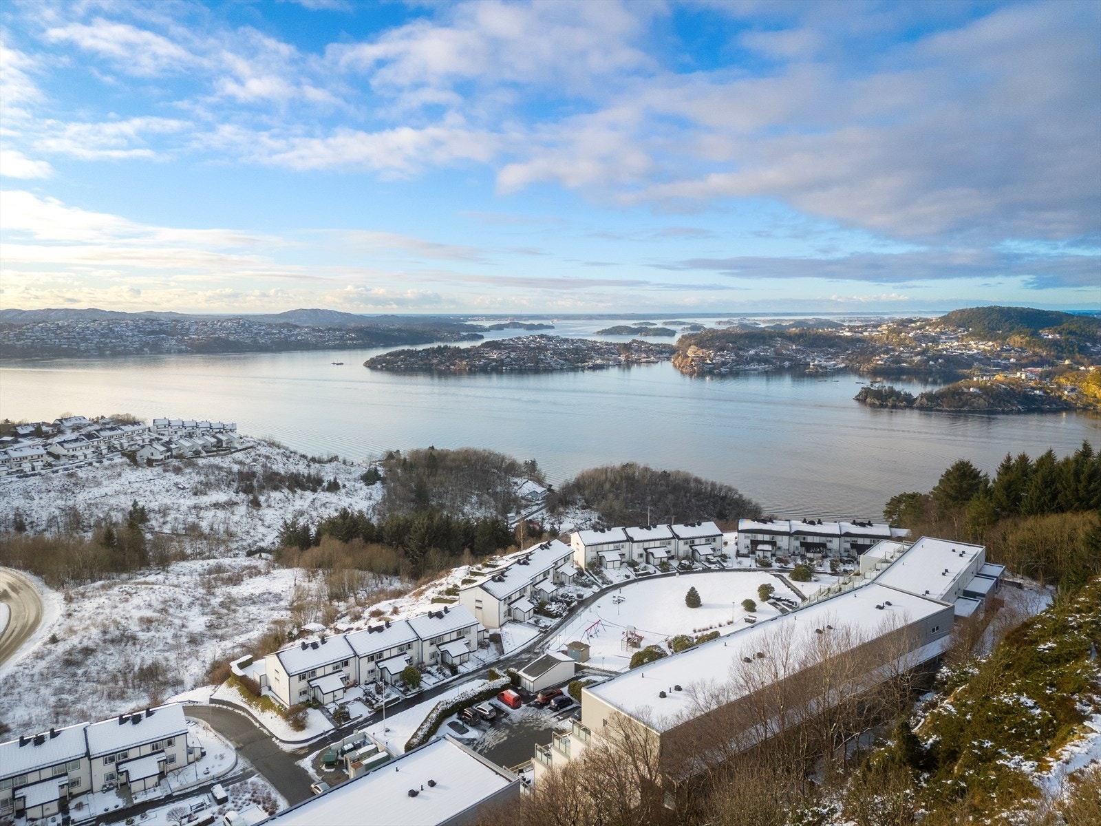 Andelen disponerer også fast garasjeplass med elbillader, samt 2 tilhørende boder på 5,2 m² og 4,4 m². Galleribilde
