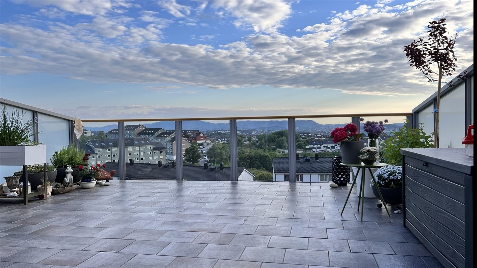 Flislagt gulv og lekkert glassrekkverk. Galleribilde