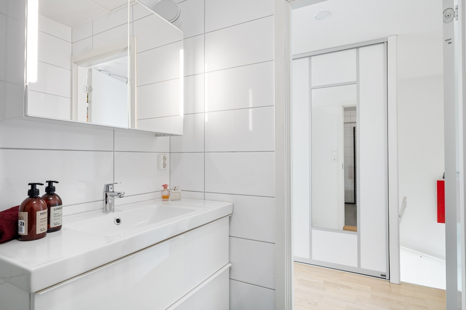 Praktiske integrerte lys i skapet, samt oppbevaring i skuffer under vask. Galleribilde