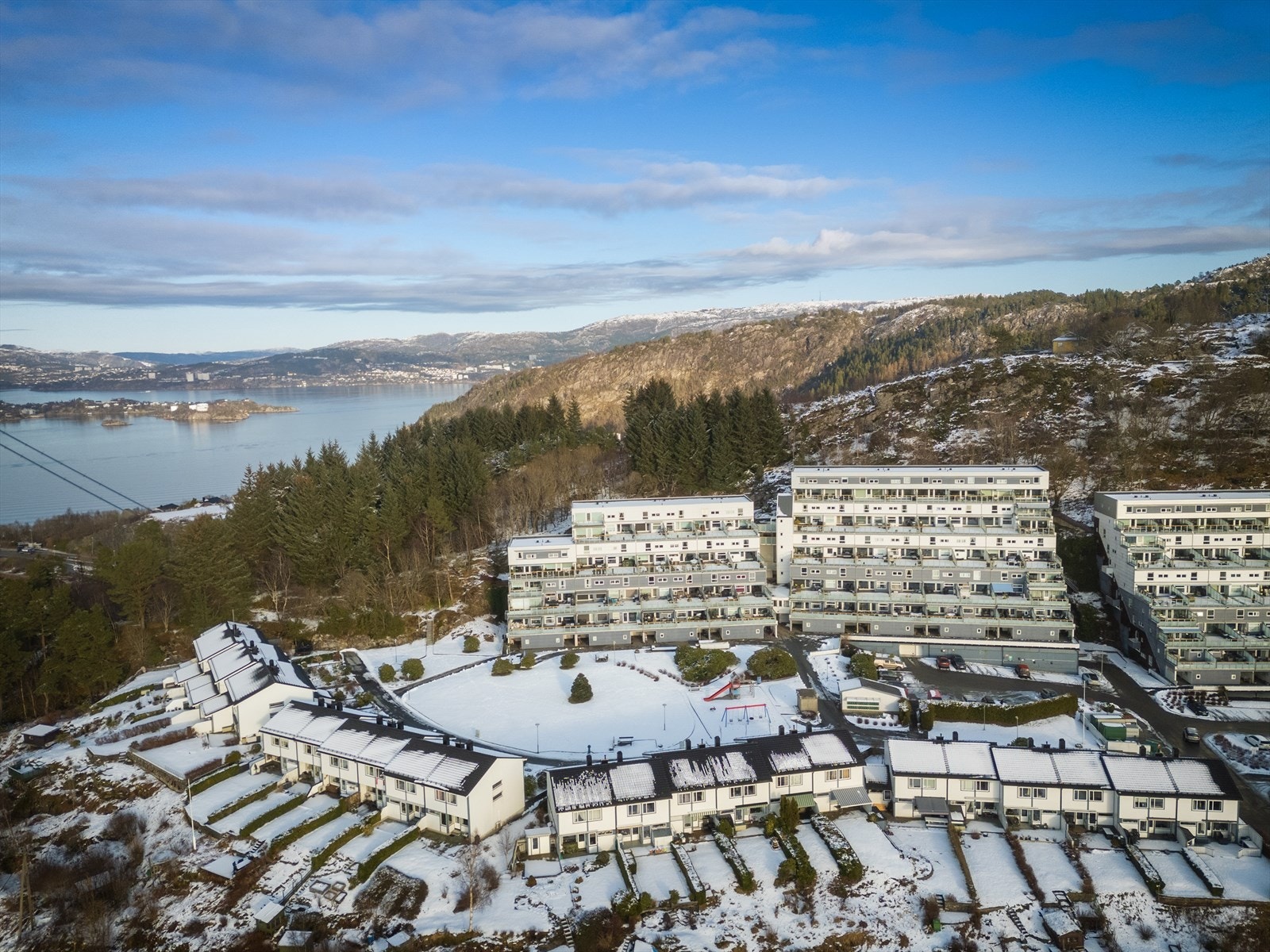 Leiligheten har en særdeles god beliggenhet i borettslaget - i bygget lengst til venstre i bildet. Galleribilde