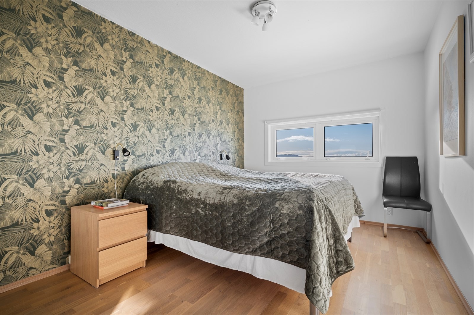 Begge soverommene i leiligheten ligger vendt mot sjøutsikten. Galleribilde