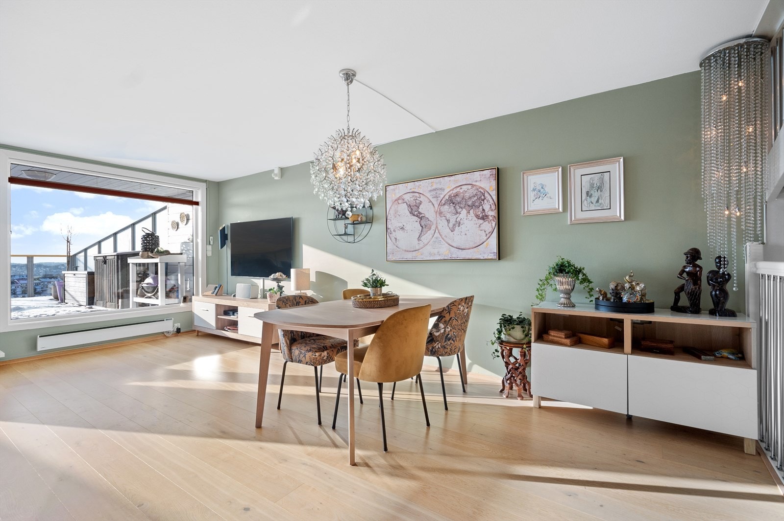 Leiligheten er gjennomgående renovert i 2014 og holder en høy standard. Galleribilde