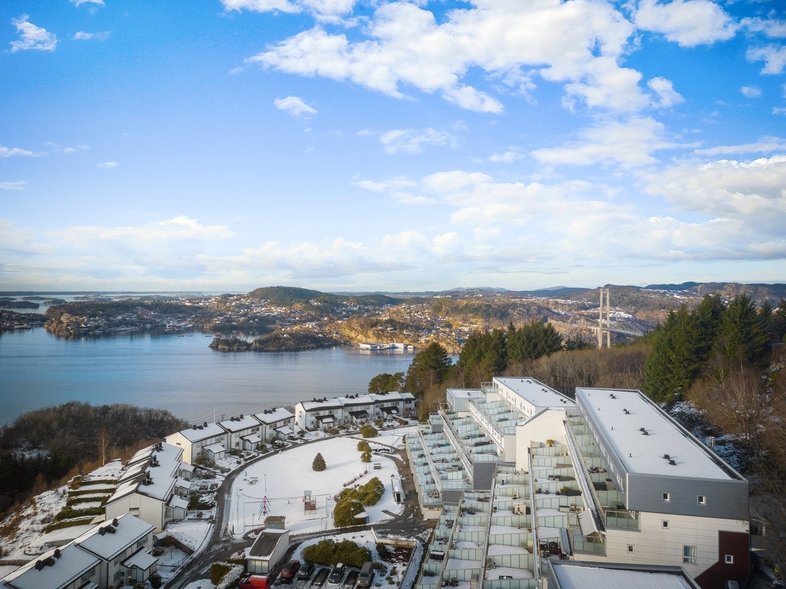 Det er bussholdeplass kun ett minutts gange unna leiligheten. Her går det hyppige direktelinjer til bl.a. Bergen sentrum, Vestkanten og Fyllingsdalen. Galleribilde