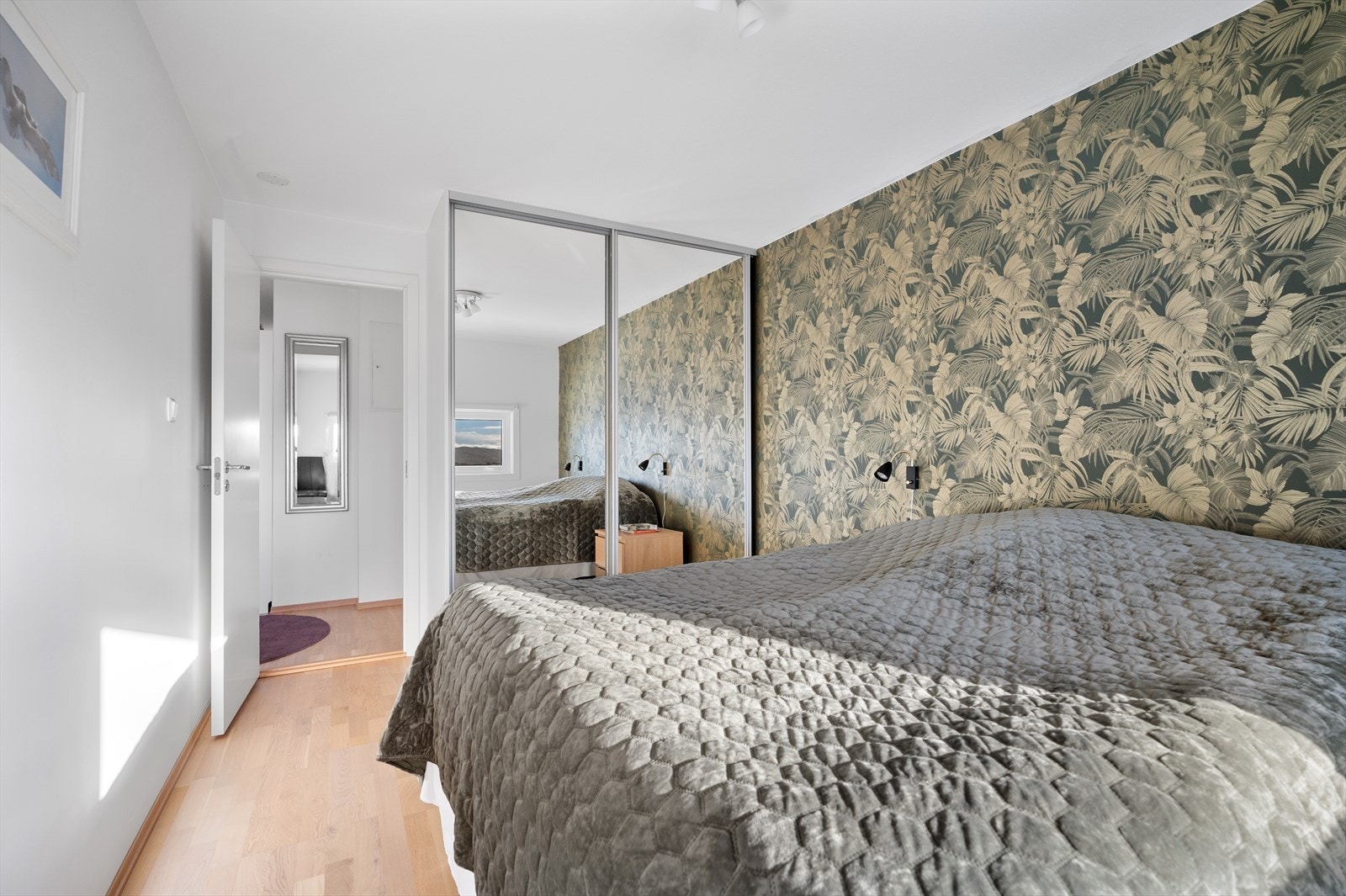 Stor integrert skyvedørsgarderobe med speildører. Galleribilde