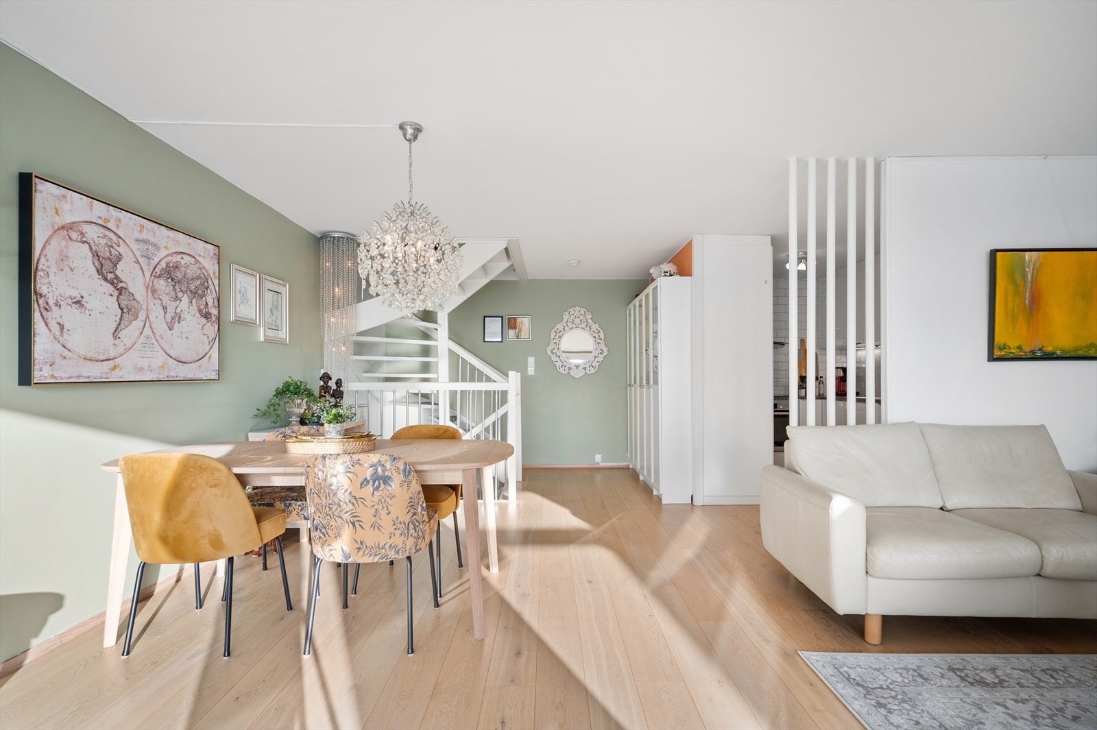 Planløsningen gjør det enkelt å innrede med spisebord i stuen. Galleribilde