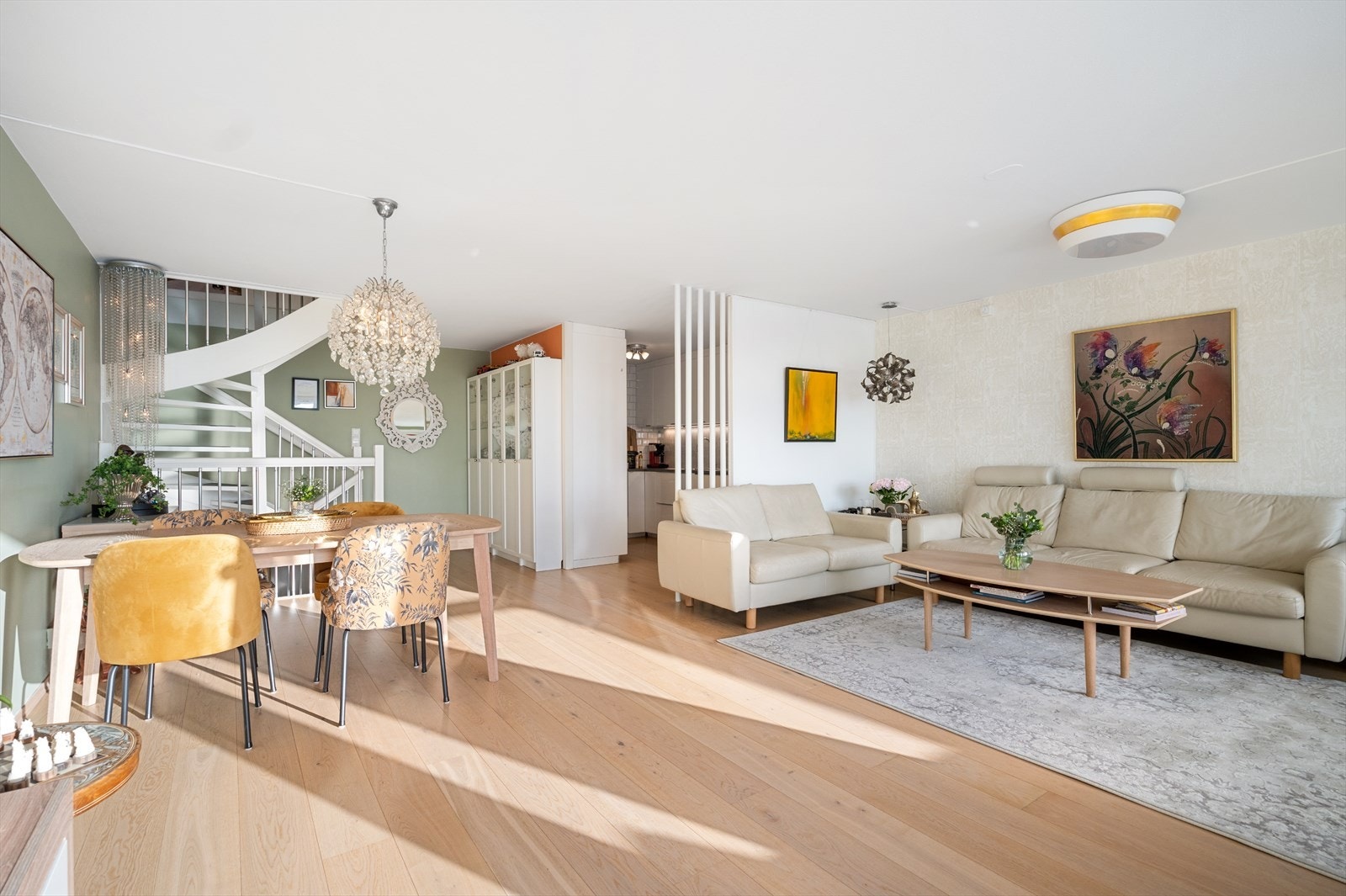 Det er gjennomgående, moderne 1-stavs parkett på hovedplanet. Galleribilde