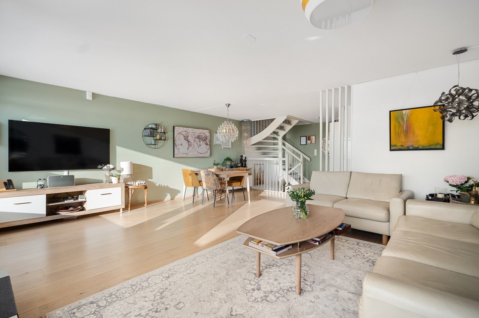 Stue og kjøkken måler totalt 50,2 m². Galleribilde