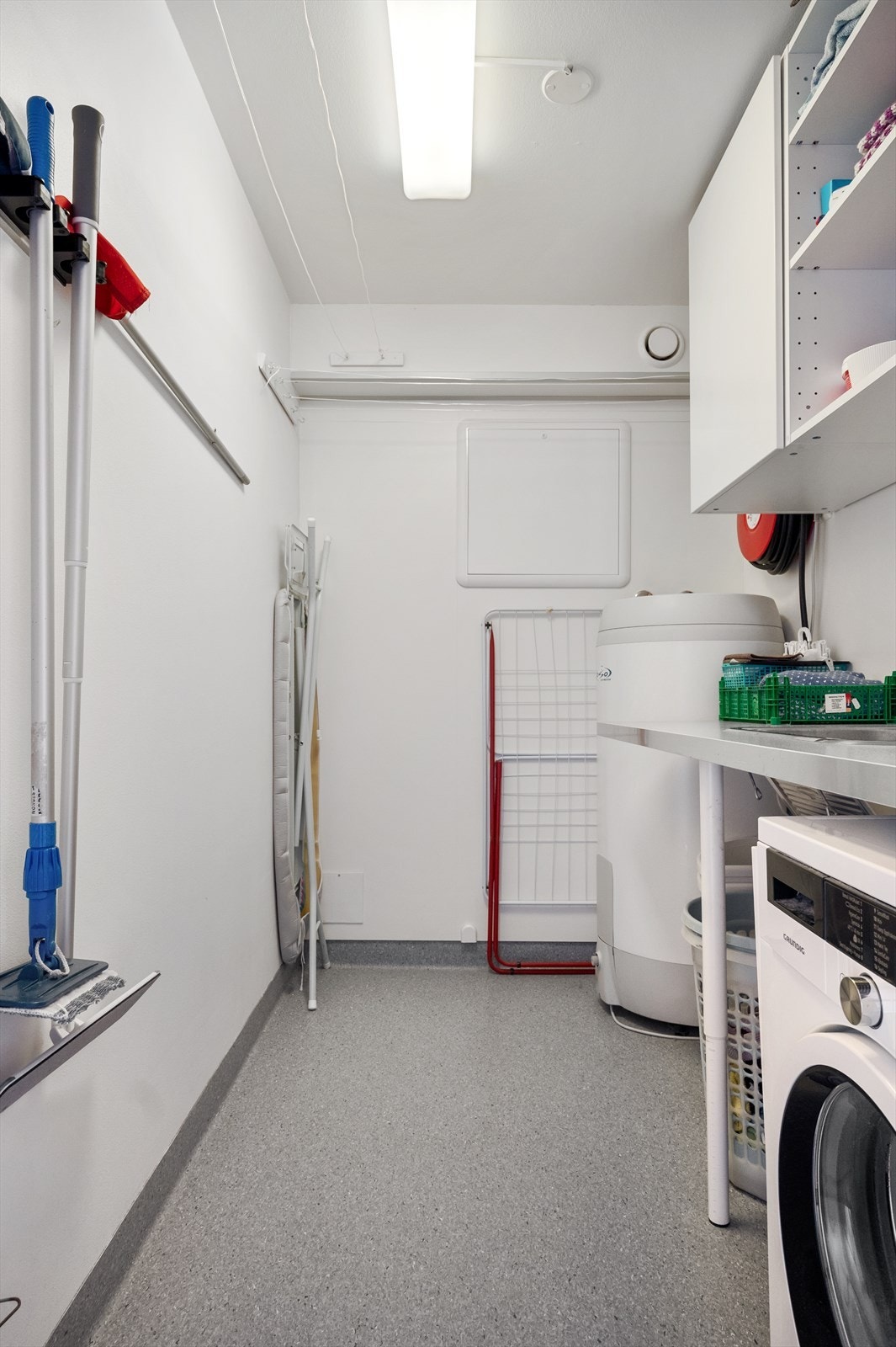 Praktisk vaskerom, også oppgradert i 2014. Rommet er innredet med arbeidsbenk, skap, varmtvannsbereder og opplegg for vaskemaskin. Galleribilde