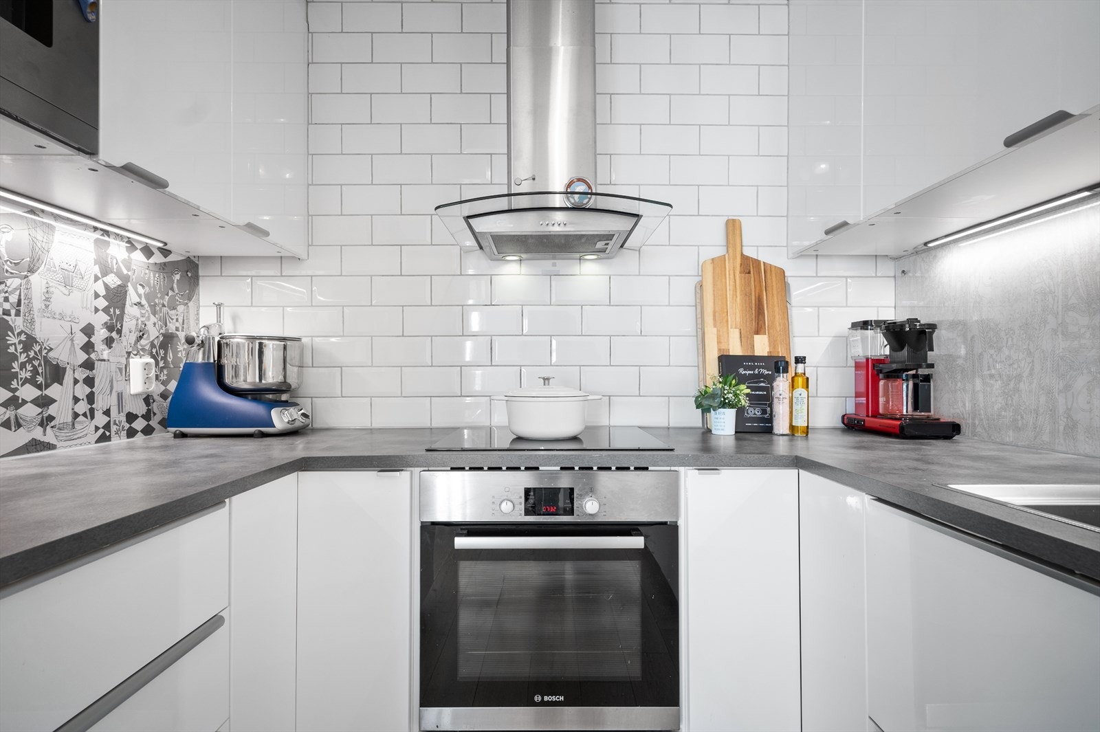 Samtlige hvitevarer er integrert - også mikrobølgeovn i høyden. Galleribilde