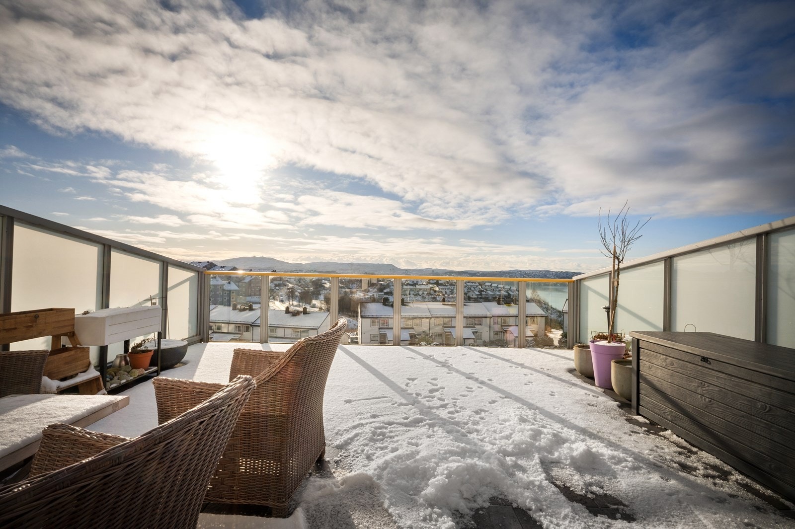 Terrassen måler hele 39,7 m² og er sørvestvendt, som gir deg de beste solforholdene! Galleribilde