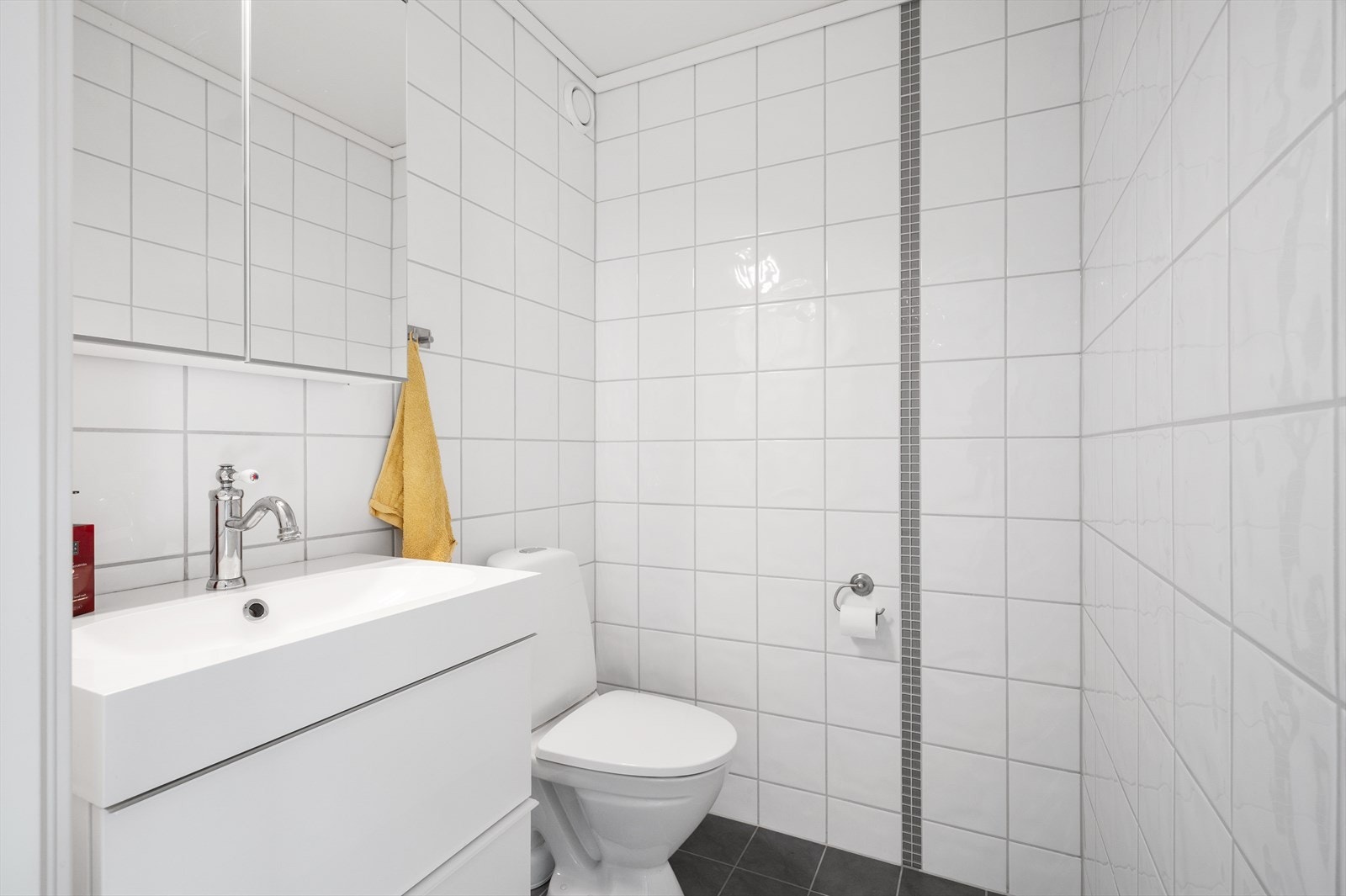 Toalettrom er også helfliset og ligger vegg i vegg med badet. Galleribilde