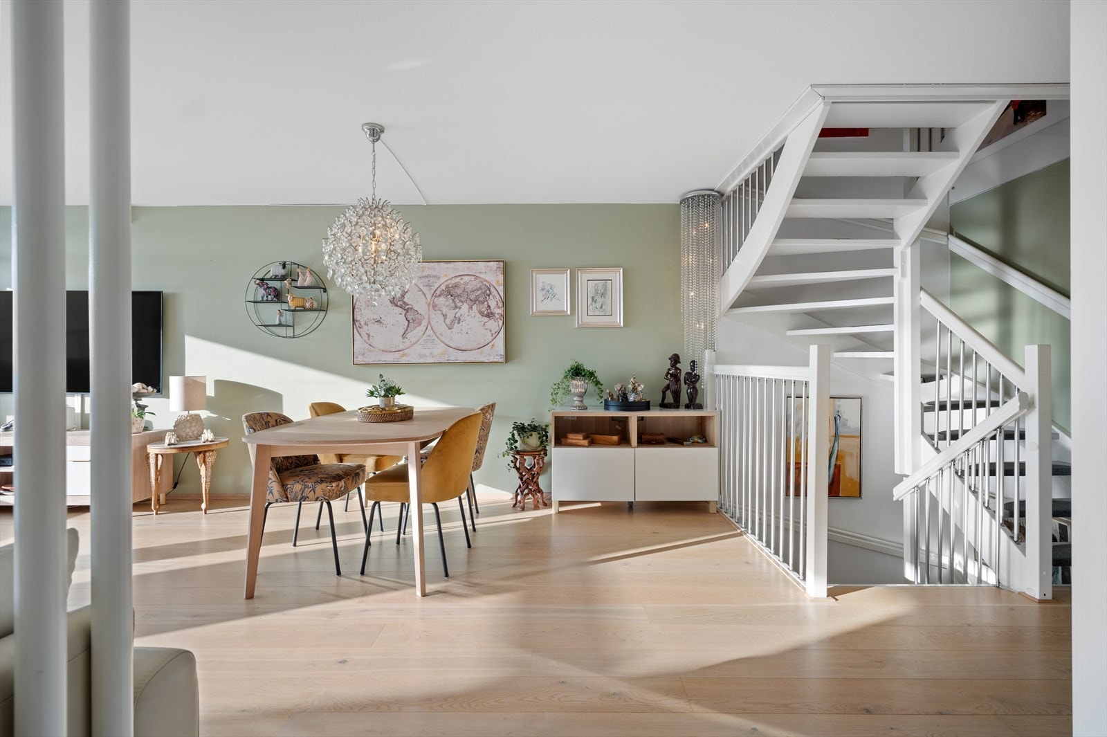 Hovedplanet består av stue og kjøkken med delvis åpen løsning. Galleribilde