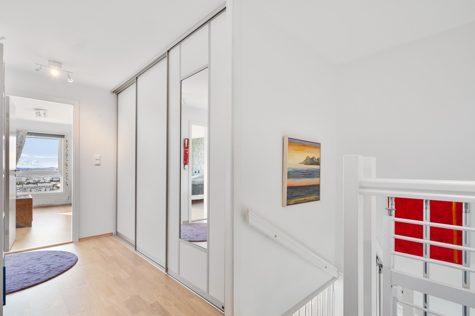 Stort og dypt garderoberom bak skyvedørene. Trapperom og garderobe måler til sammen 16,8 m². Her er mulighetene mange! Galleribilde