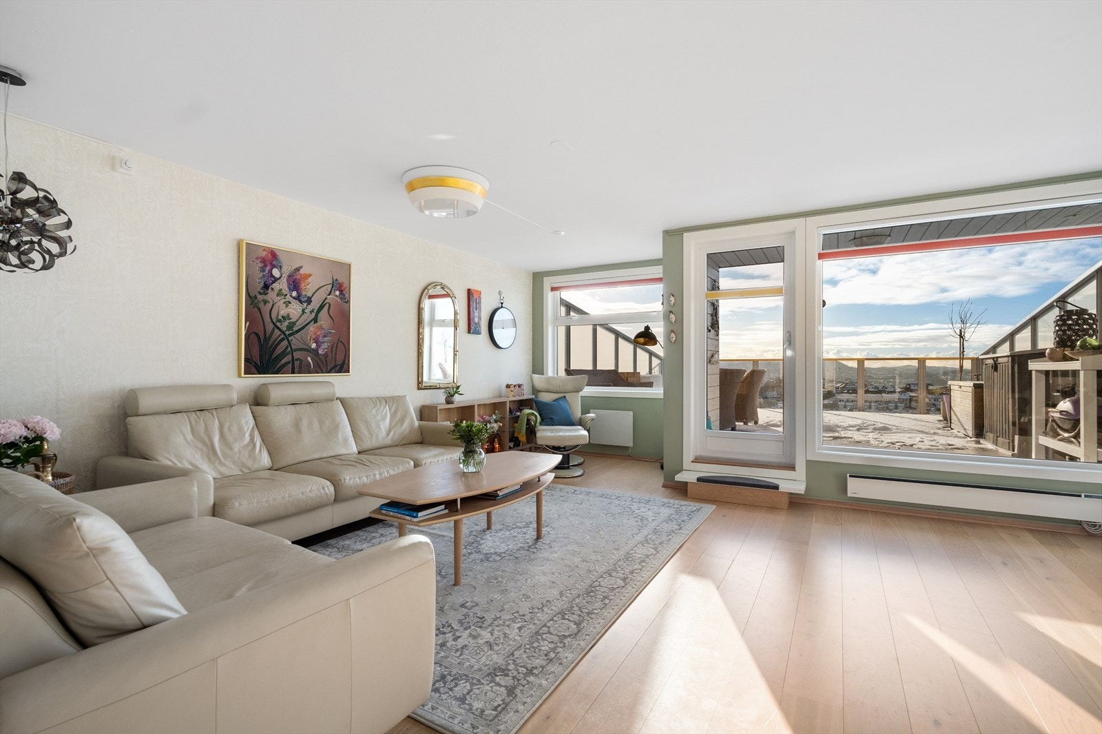 På de opprinnelige tegningene er det et tredje soverom i stuen (innhukk til venstre). Dette er fjernet til fordel for større stue, men kan enkelt tilbakeføres. Galleribilde