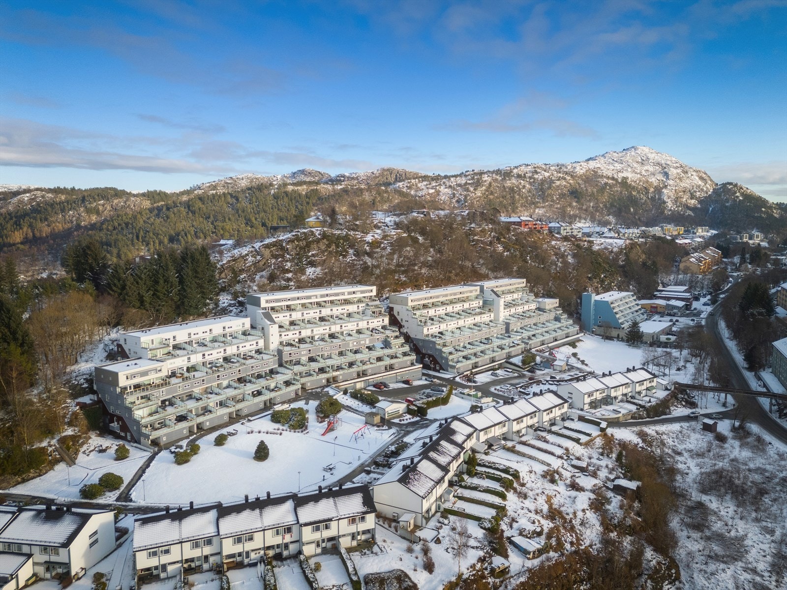Det er kun en 5-7 minutters kjøretur til Vestkanten, og ca. 10-12 minutter til Bergen sentrum. Galleribilde