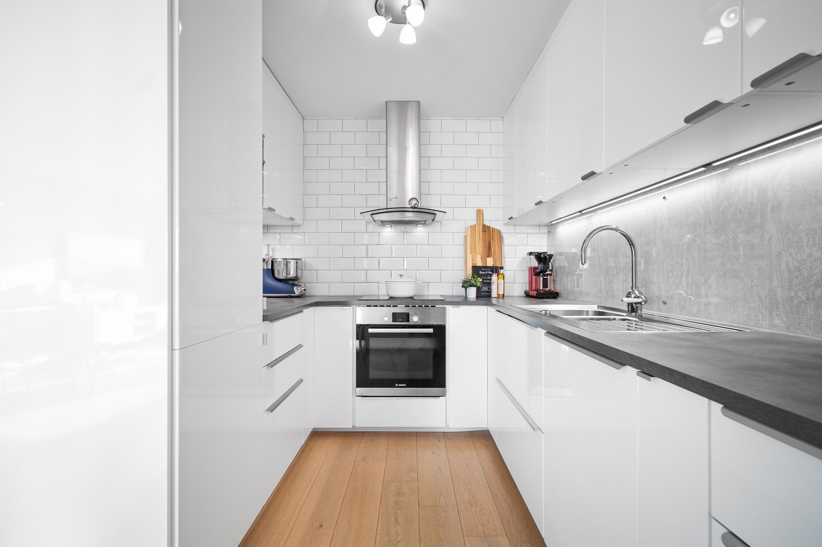 Kjøkkenet er lekkert og tidløst med god skap- og benkeplass. Galleribilde