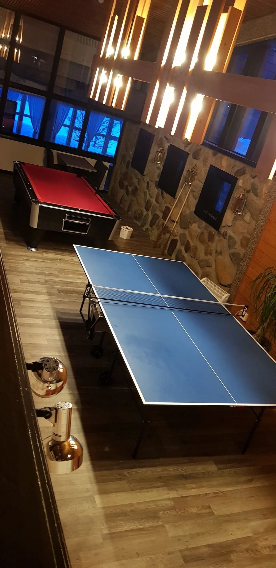 biljard i fellesarealeneBordtennisbord og Galleribilde
