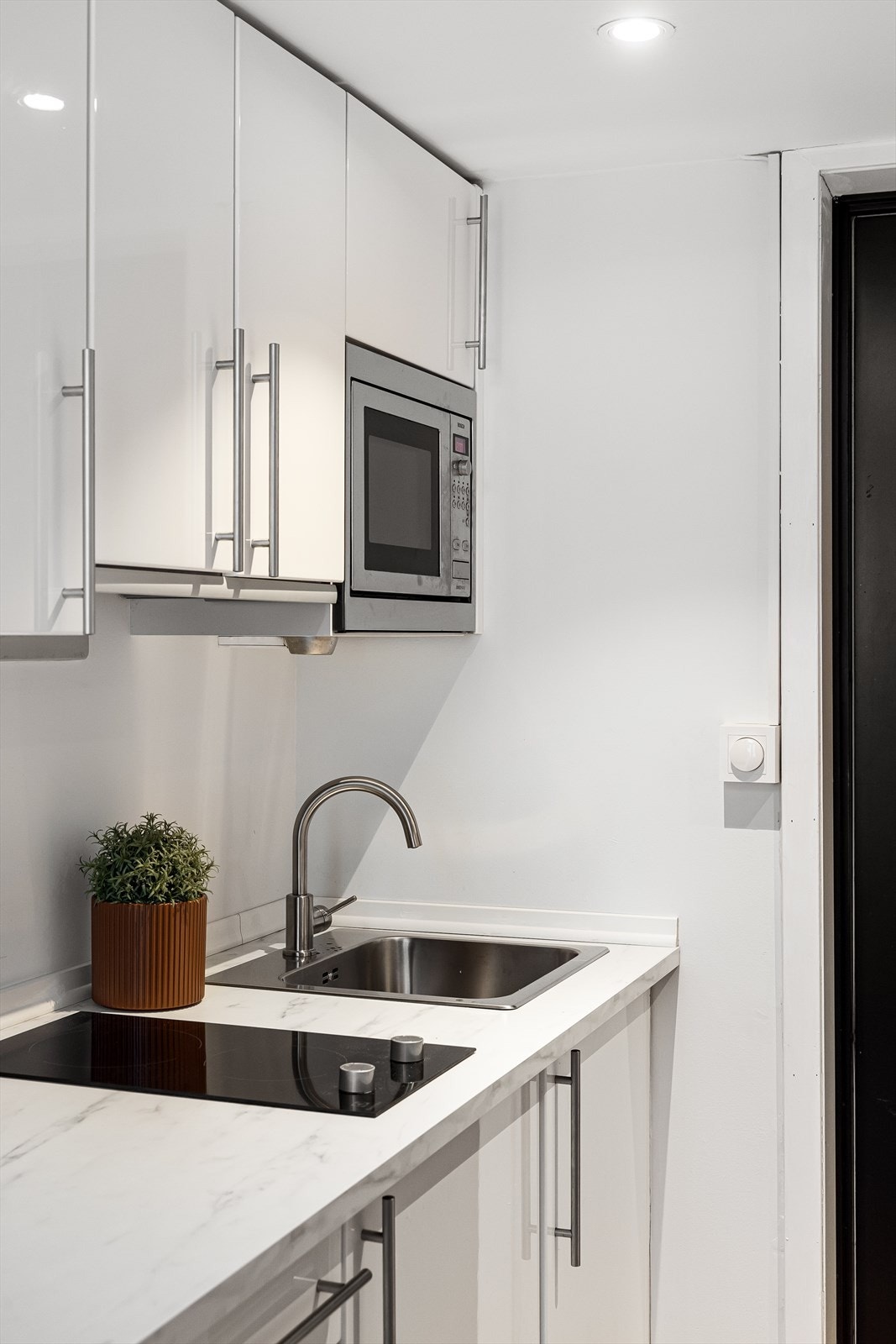 Kjøkkenet er utstyrt med integrerte hvitevarer som består av mikro, to soners platetopp, kjøleskap samt ventilator over kokesone. Galleribilde