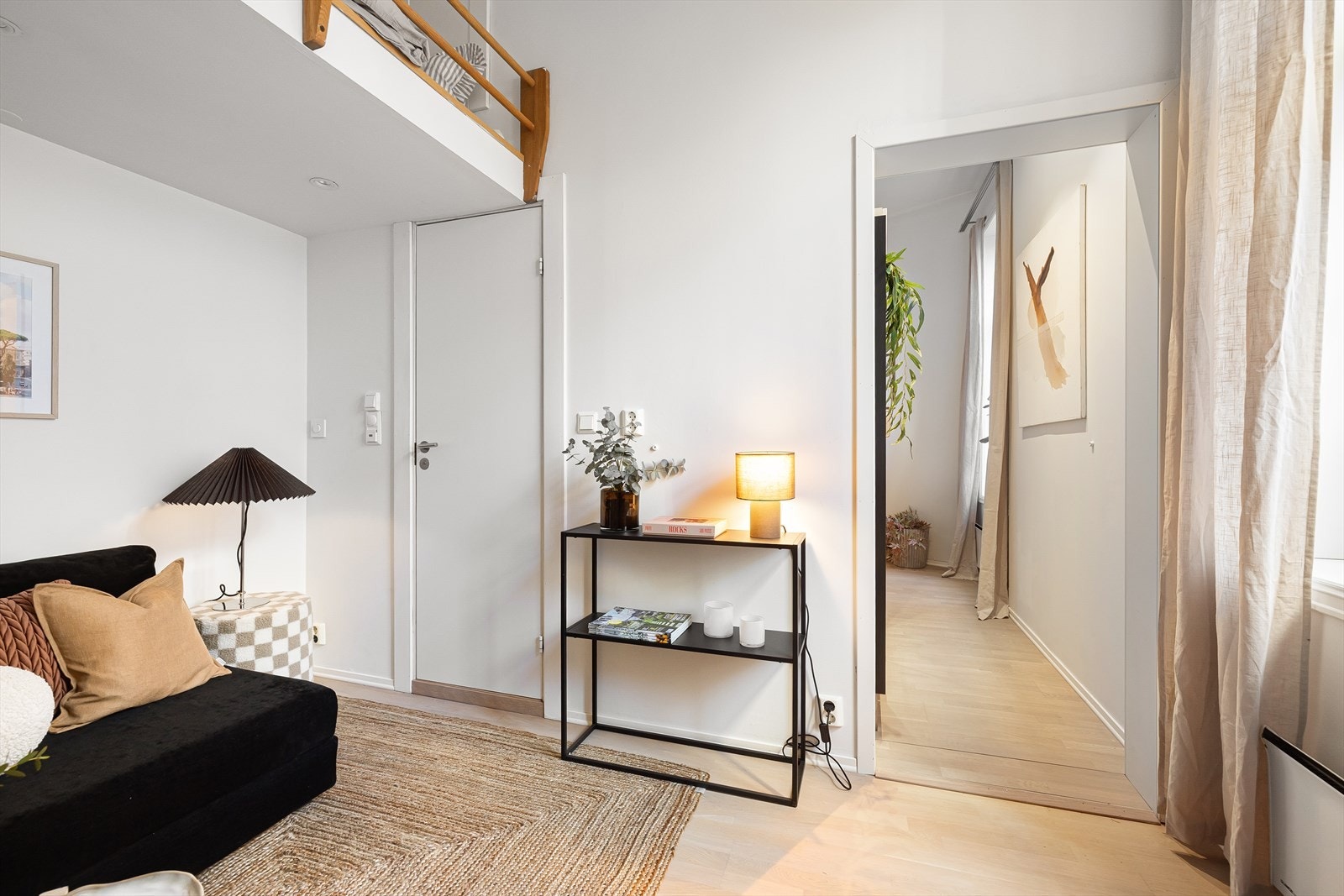 Det er adkomst til badet fra stuen. Galleribilde