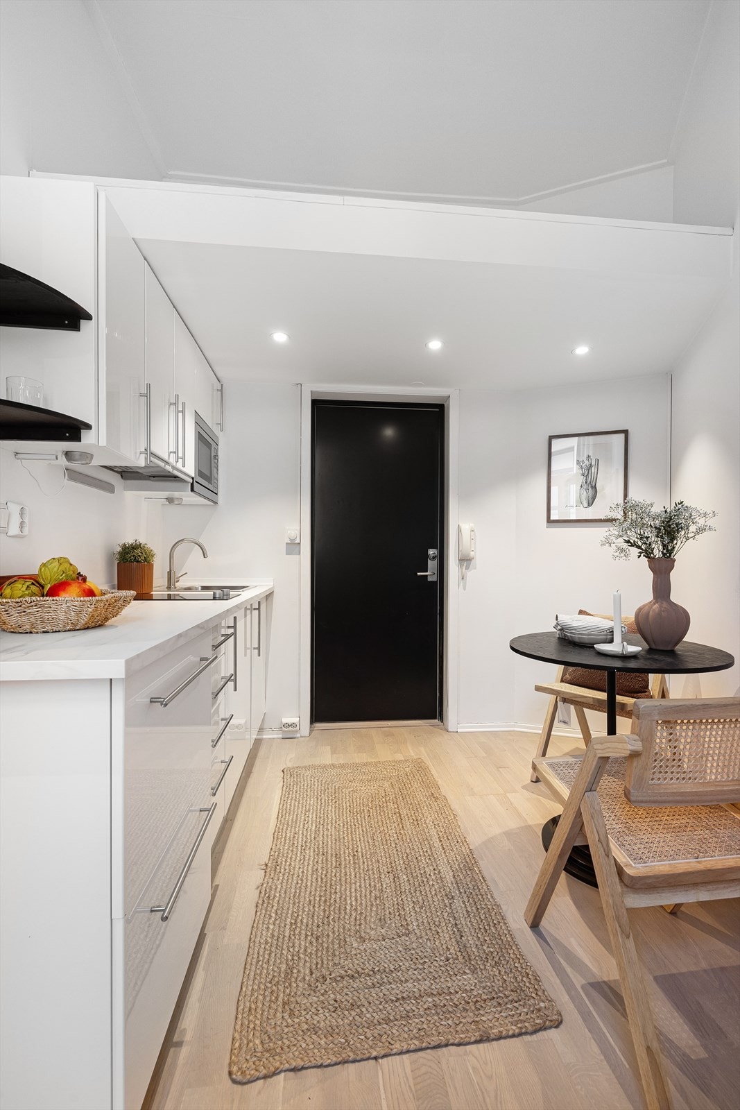 Kjøkkenet er godt utnyttet med masse lagringsplass i både skap og skuffer, samt god plass til matlaging. Galleribilde