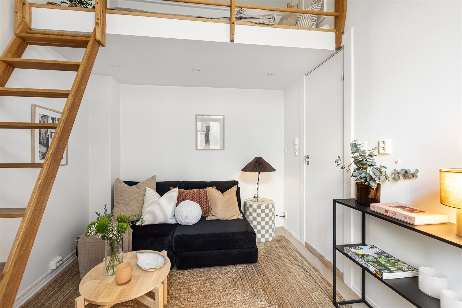 Leiligheten ligger i 2. etasje og inneholder kjøkken, stue med hems og bad. Galleribilde