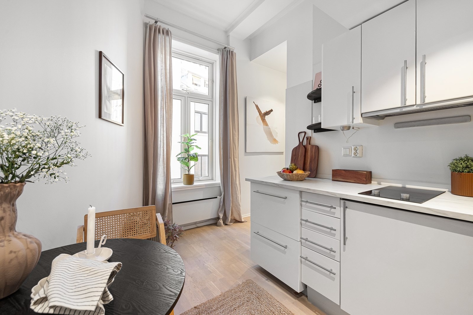 Pent, separat og romslig kjøkken med spiseplass. Galleribilde