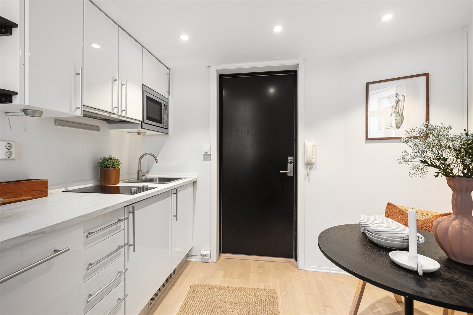 Velkommen inn! Ved inngangsdøren er det plass til knagger og skohylle for oppbevaring av yttertøy. Galleribilde