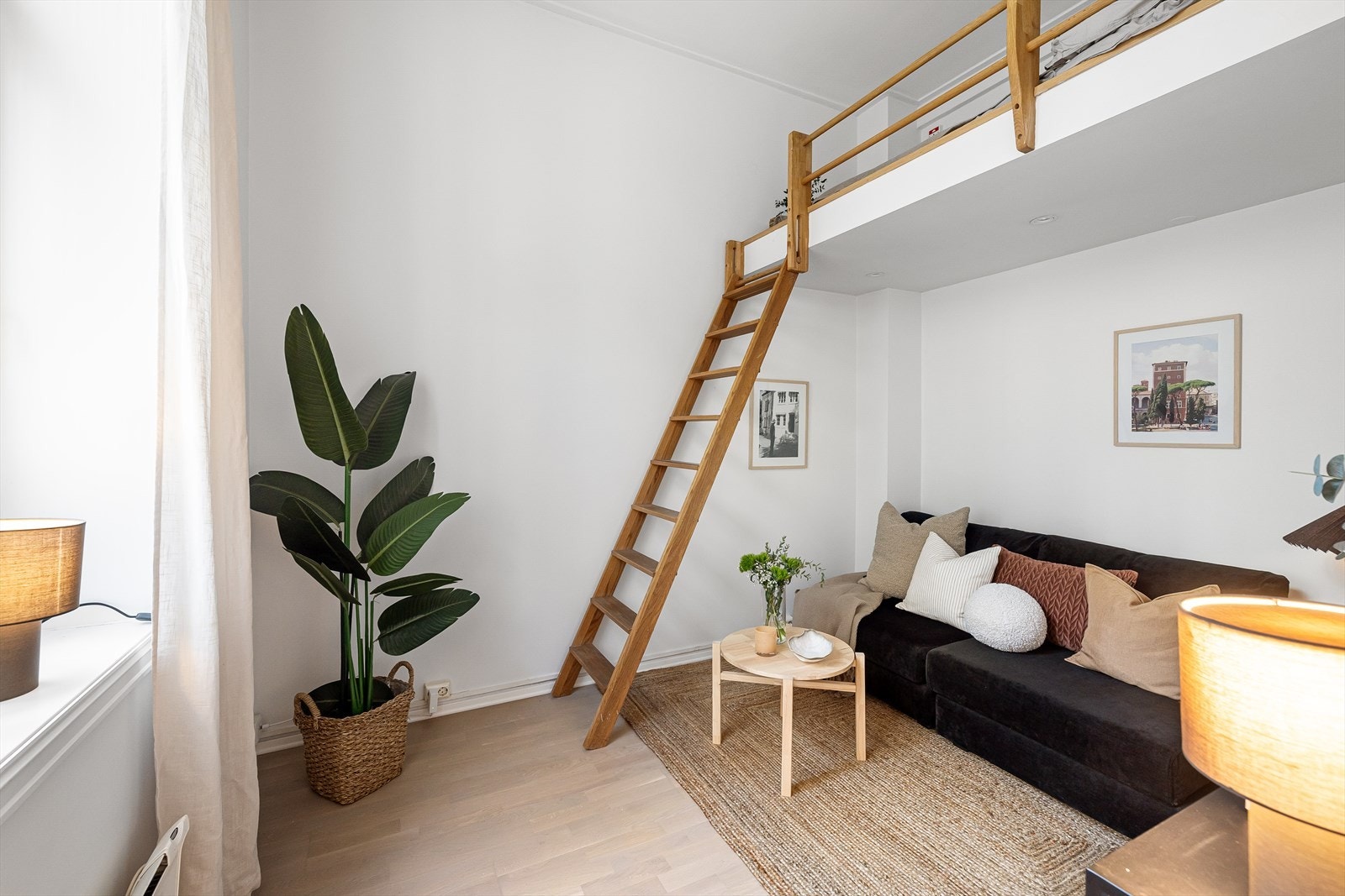 I stuen er det plass til sofa med tilhørende sofabord og tv-benk. Galleribilde