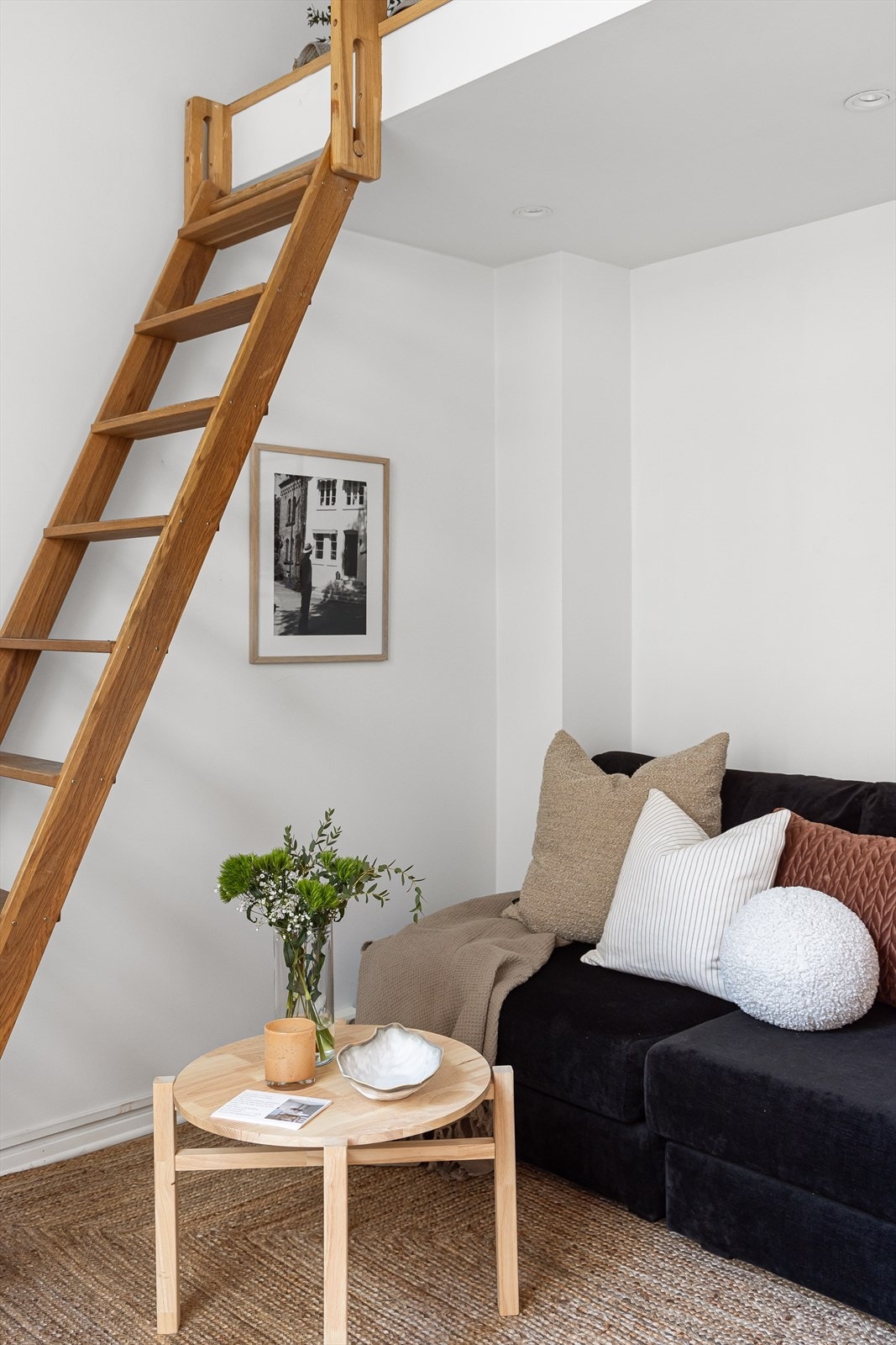 Leiligheten har pene overflater med parkett og lyse fargevalg. Galleribilde