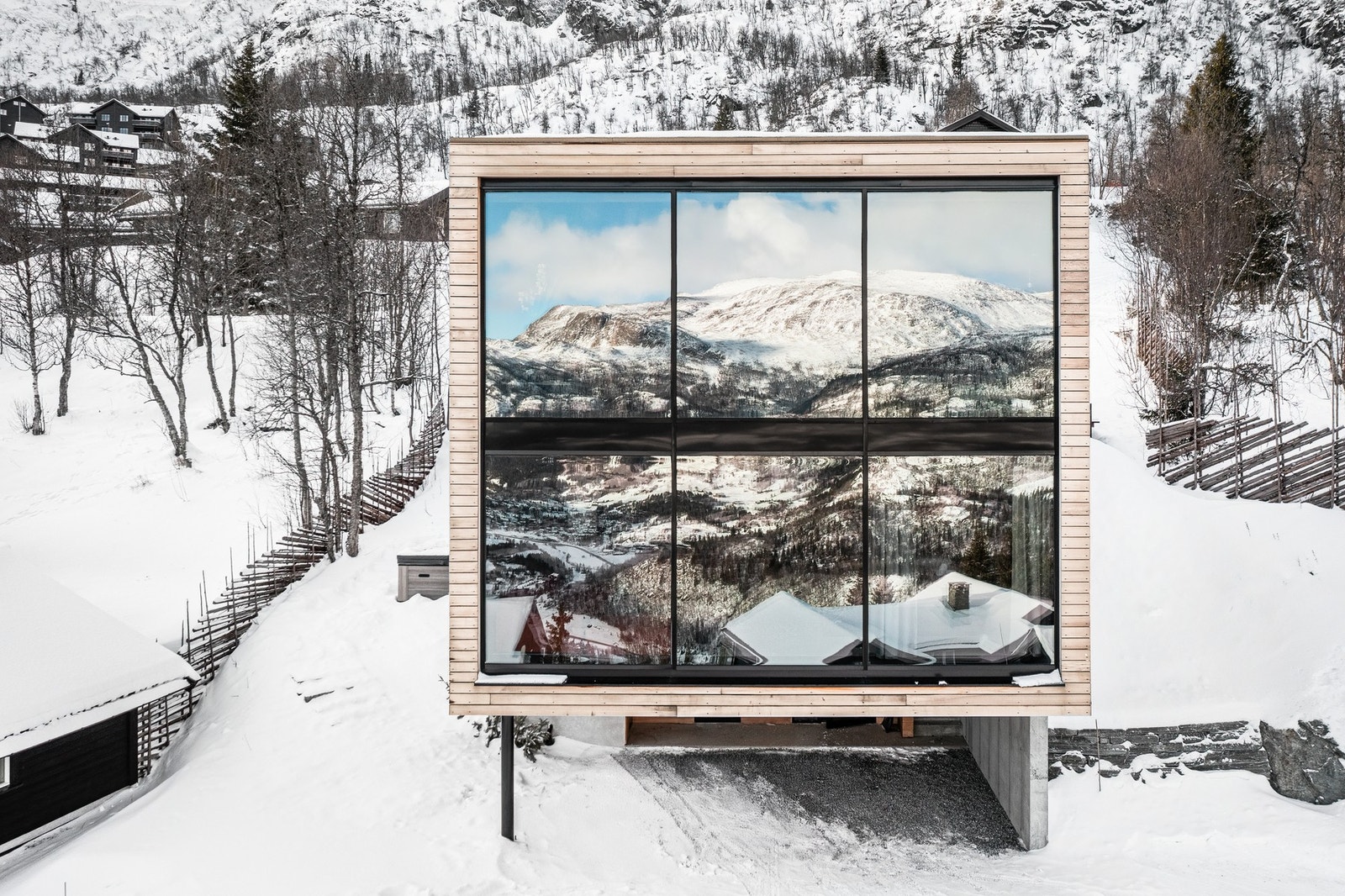 Fritidsboligen strekker seg over tre etasjer og er den ultimate ski-lodgen med gjennomført planløsning og luksuriøse fasiliteter. Galleribilde