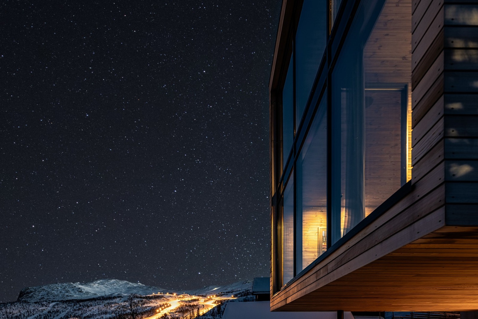 Med 340 kvadratmeter over tre etasjer og ni soverom, har eiendommen plass til opptil 22 personer - perfekt for storfamilien, vennegjengen eller arrangementer som krever det lille ekstra. Galleribilde