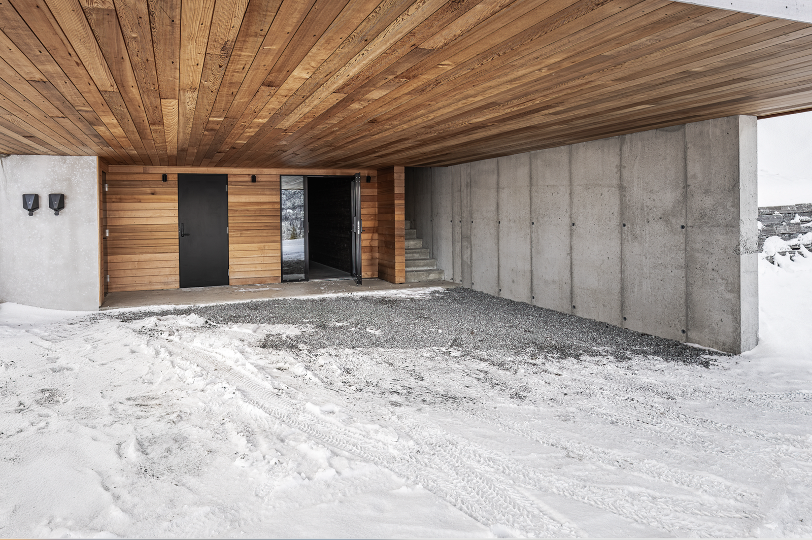 Det er godt med parkeringsareal på eiendommen. Det er også montert to elbilladere. Galleribilde