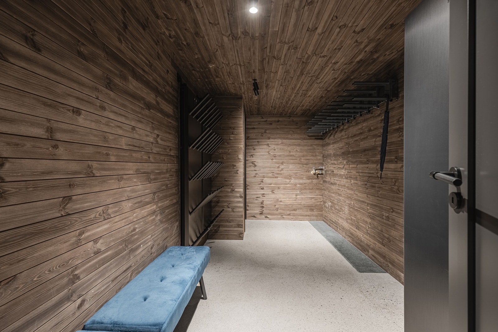 Romslig skibod med plass til mange skipar, dreneringslist for våte ski, varmlufttørker til 20 par støvler. Galleribilde