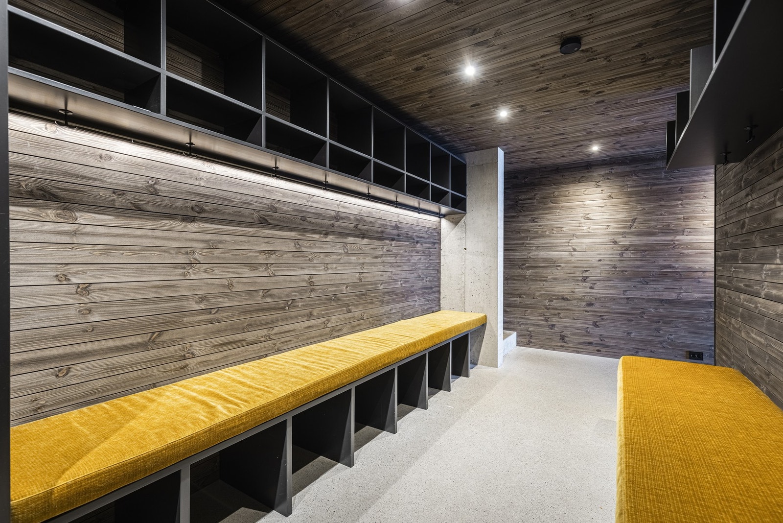 Det er rikelig med lagrings- og oppbevaringsplass til skotøy og skiutstyr i romslige garderoberom og boder. Galleribilde